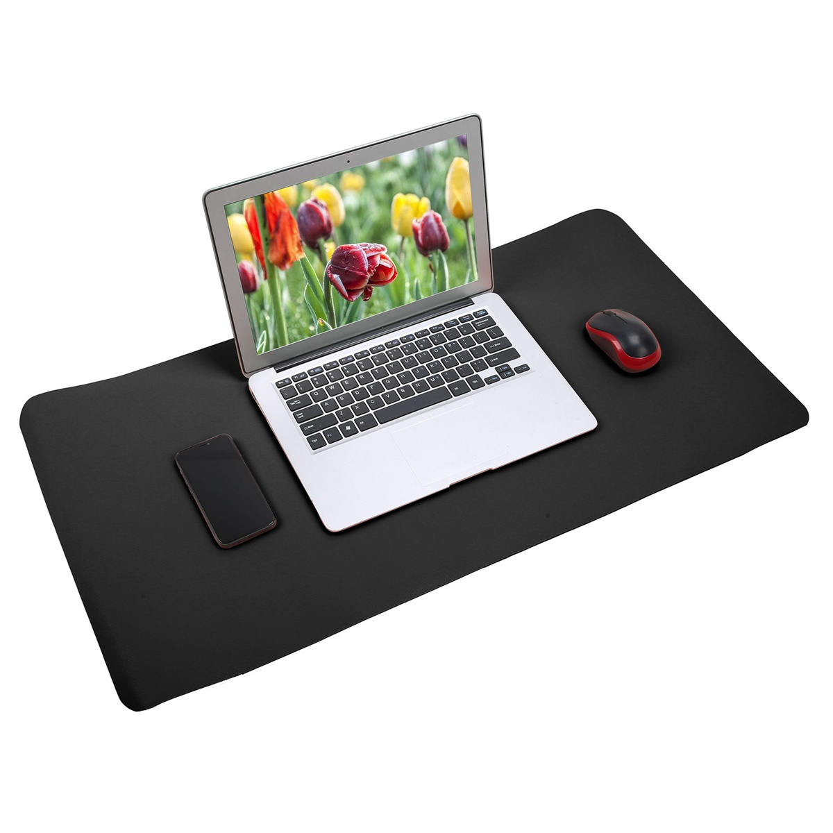 Ein Laptop auf einem schwarzen Mauspapier mit einem Telefon und einer Maus.