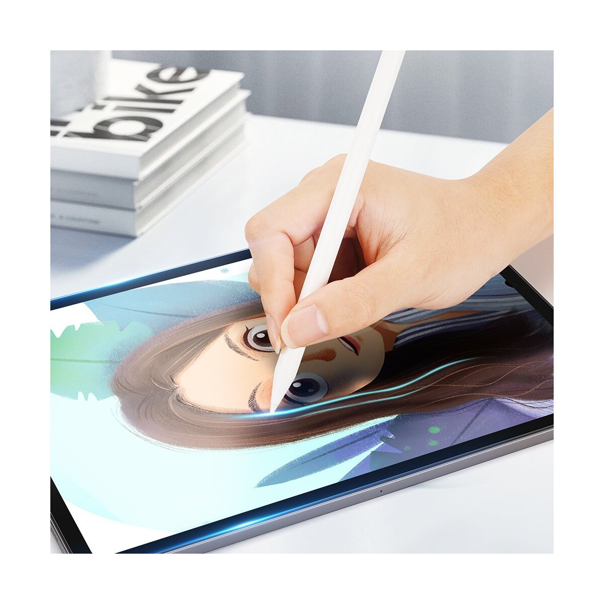 Hand hält weißen Stift über Tablet. Bildschirm zeigt Gesichtszeichnung.