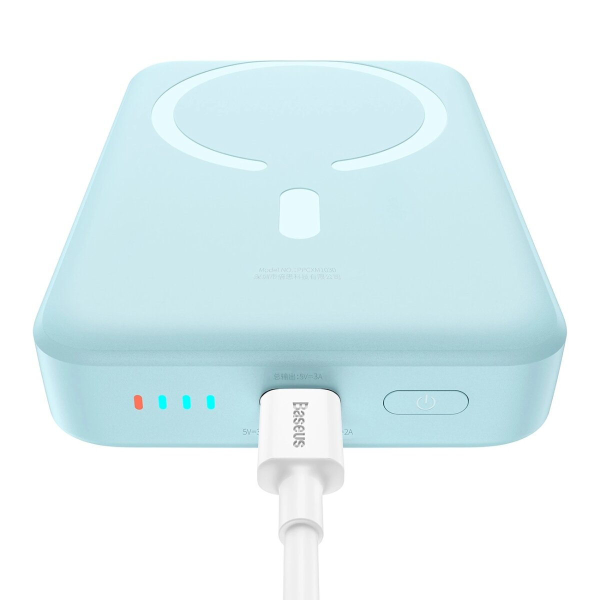 Power bank blu con cavo di ricarica bianco. Il cavo è collegato. Sfondo bianco.