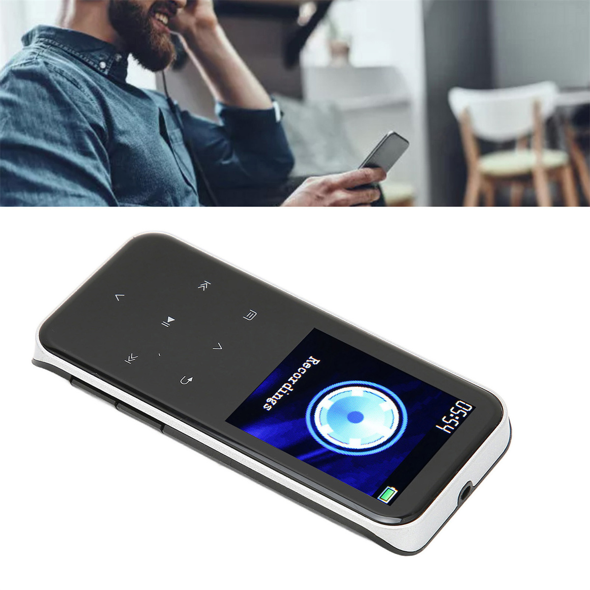 Eine Person mit Kopfhörern hält ein Telefon. Ein digitales Audiorekorder zeigt eine Aufnahme.