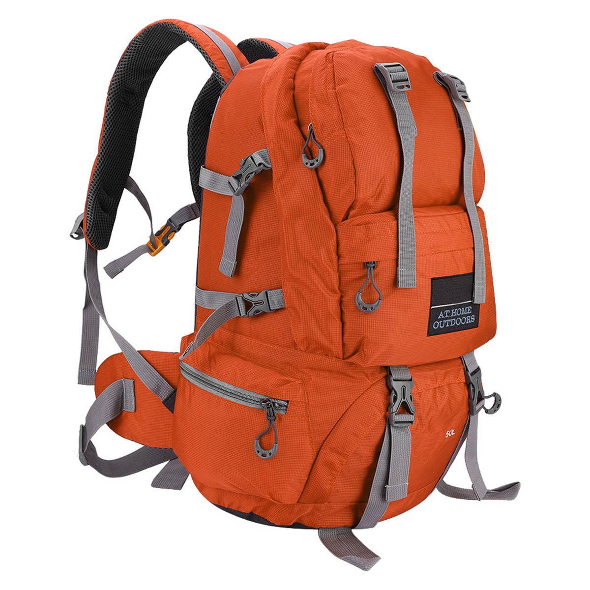 Oranger Rucksack mit grauen Trägern. Er hat Taschen, Reißverschlüsse und den Text "AT HOME OUTDOORS".