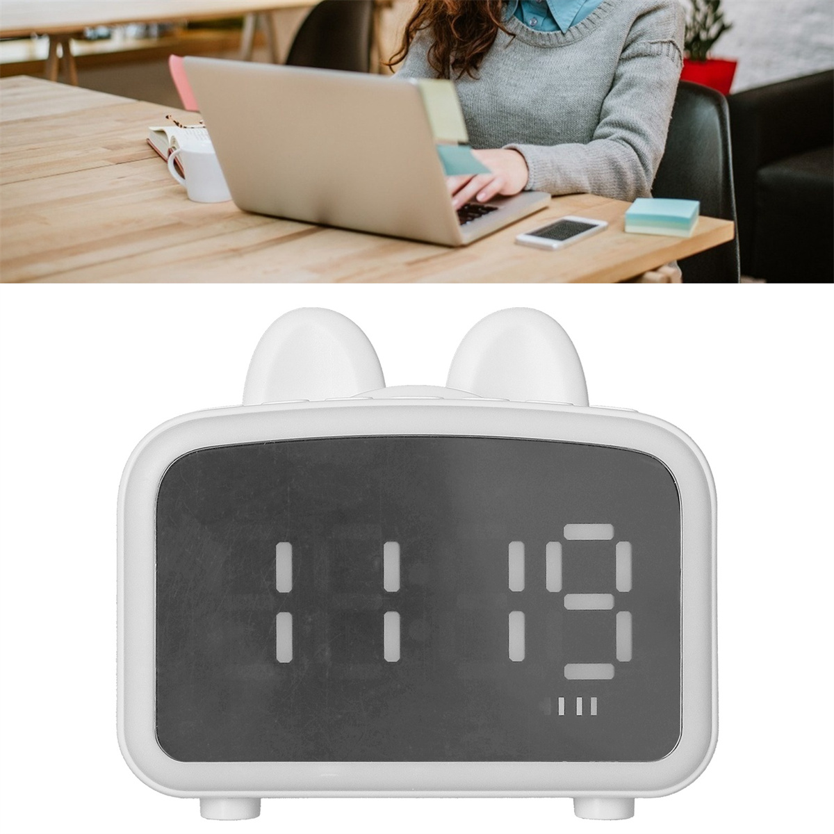 Eine Frau tippt auf einem Laptop. Eine Uhr zeigt 11:19.