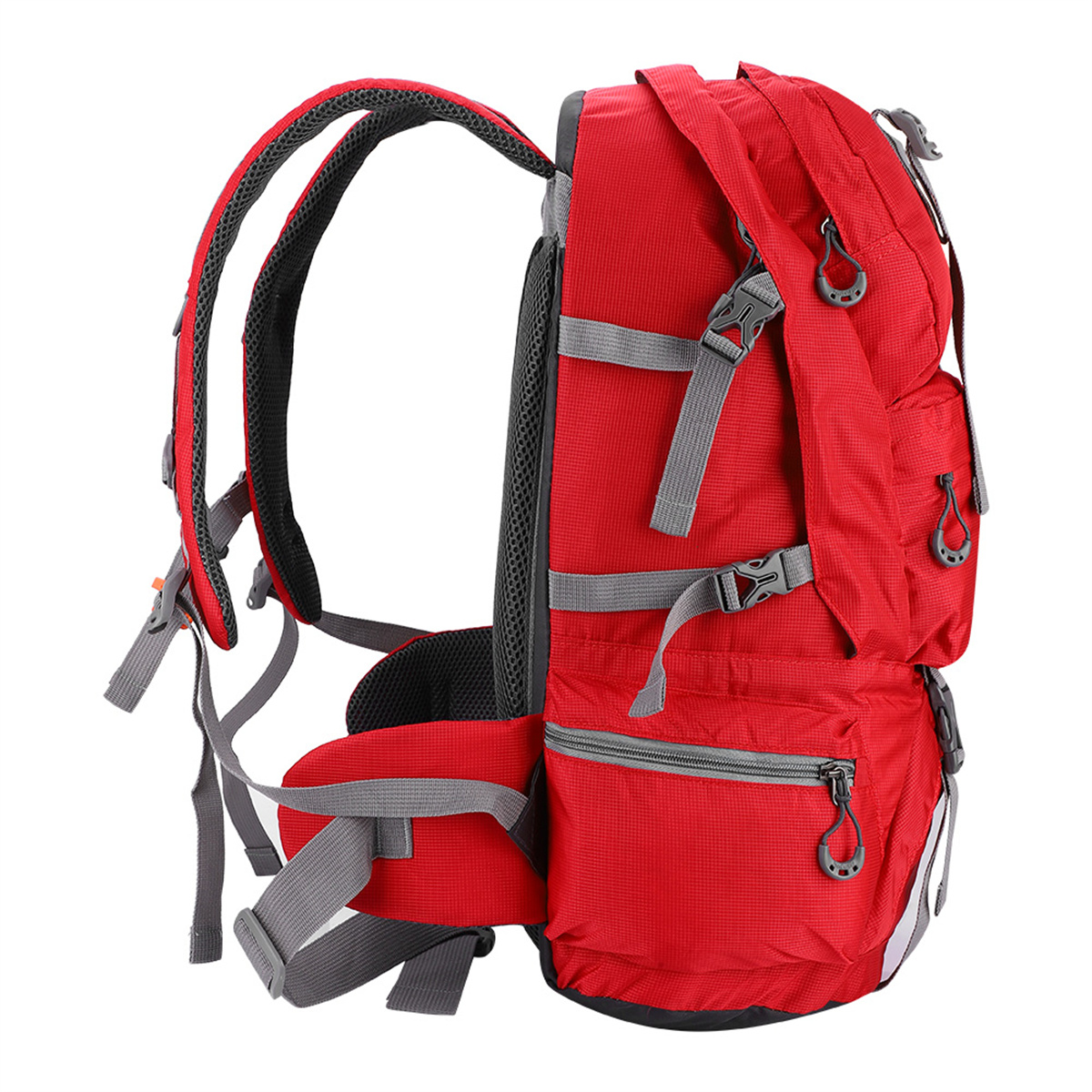 Roter Wanderrucksack mit grauen Trägern. Seitenansicht. Viele Taschen und Gurte sind sichtbar.