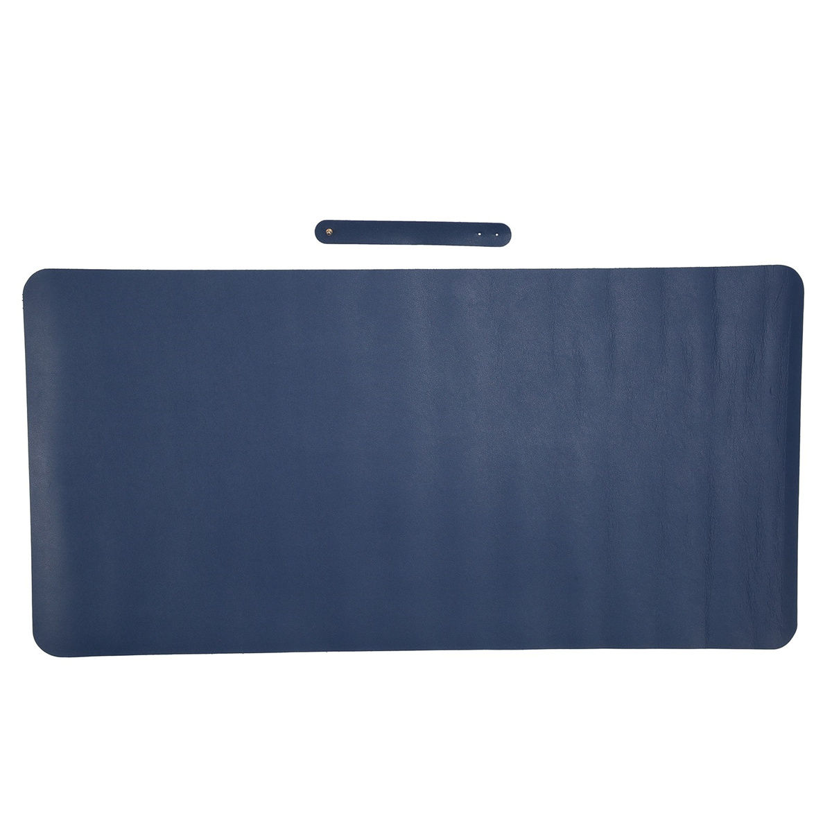 Blaues Schreibtischpad und ein kleiner Riemen. Die Matte ist rechteckig mit abgerundeten Ecken.