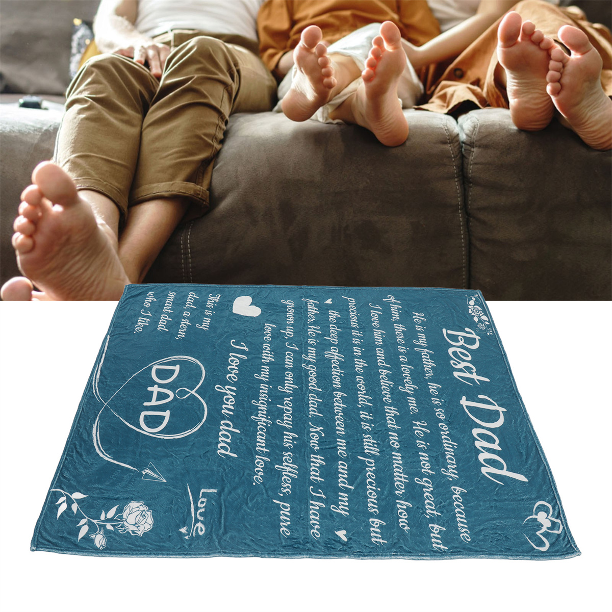 Eine blau-weiße Decke mit Text und Illustrationen, Füße sichtbar.