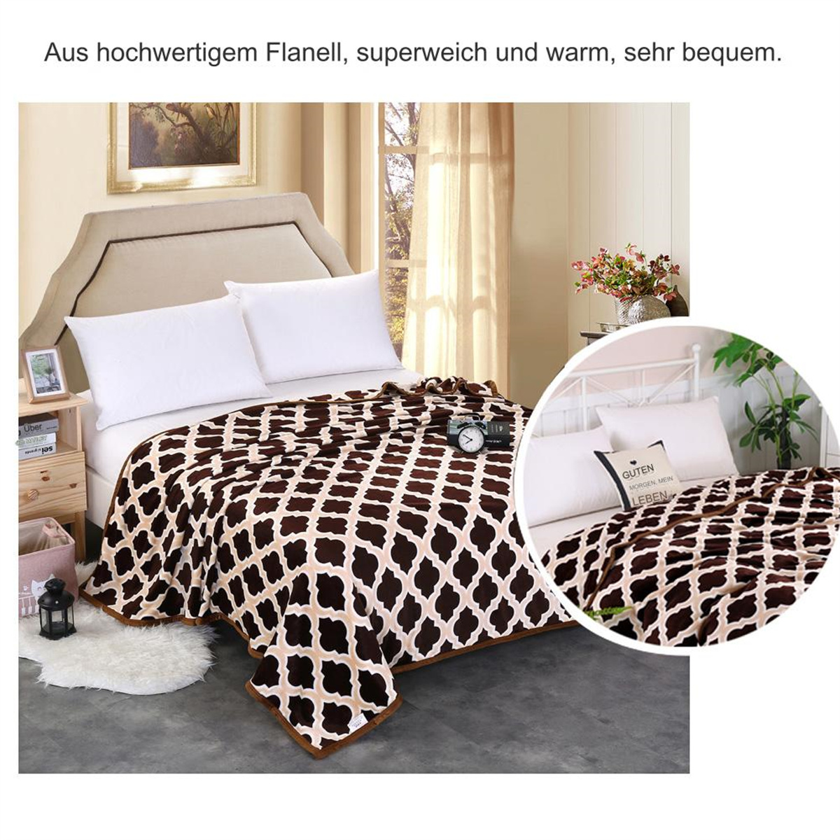 Ein Bett mit gemusterter Decke, Kissen und dekorativen Elementen.