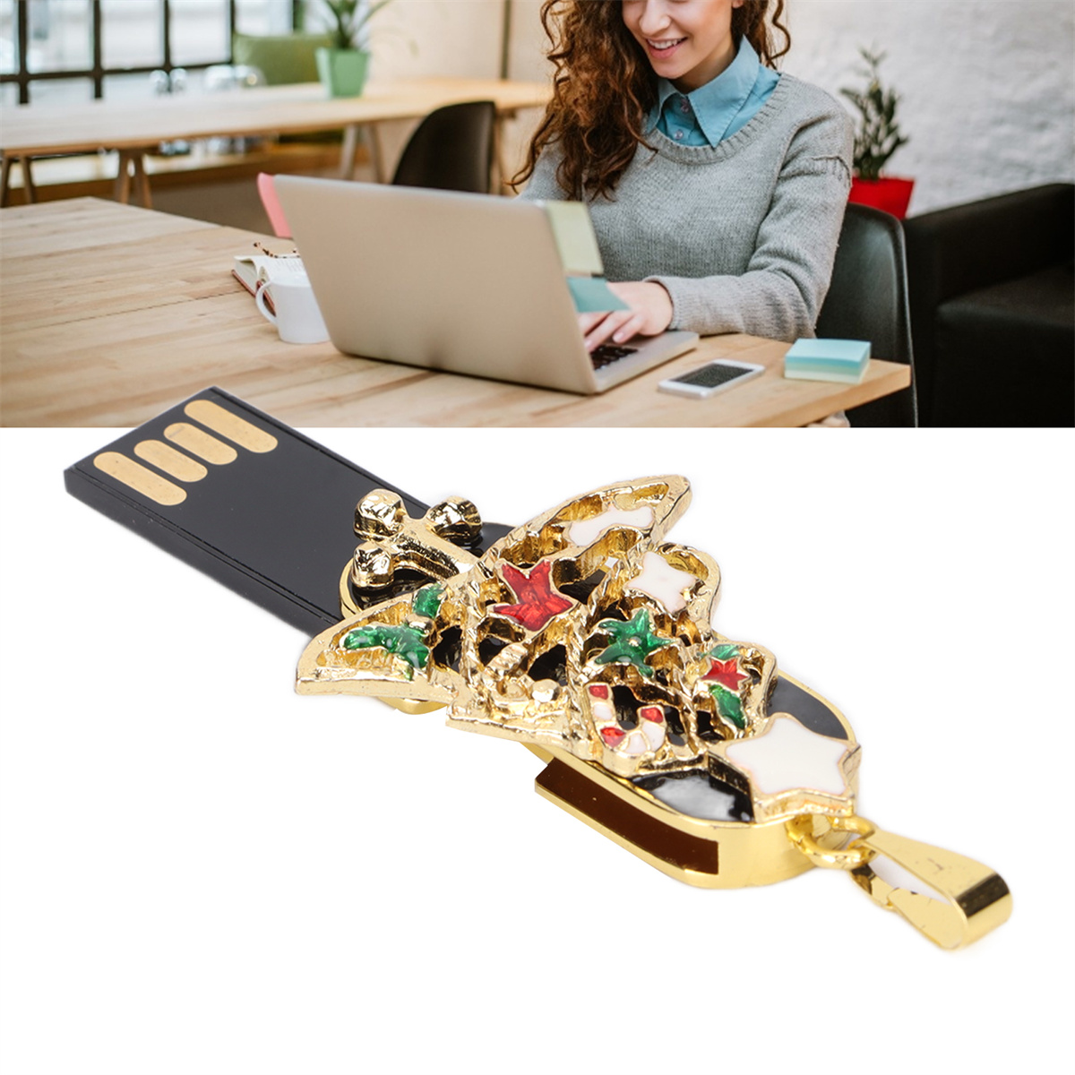 Eine Frau benutzt einen Laptop und einen USB-Stick im Weihnachtsthema auf einem Tisch.