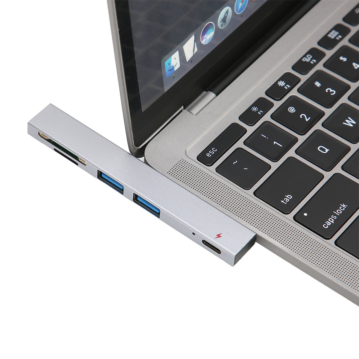 Laptop mit angeschlossenem silbernen USB-Hub, der Anschlüsse für USB, SD-Karte und USB-C zeigt.