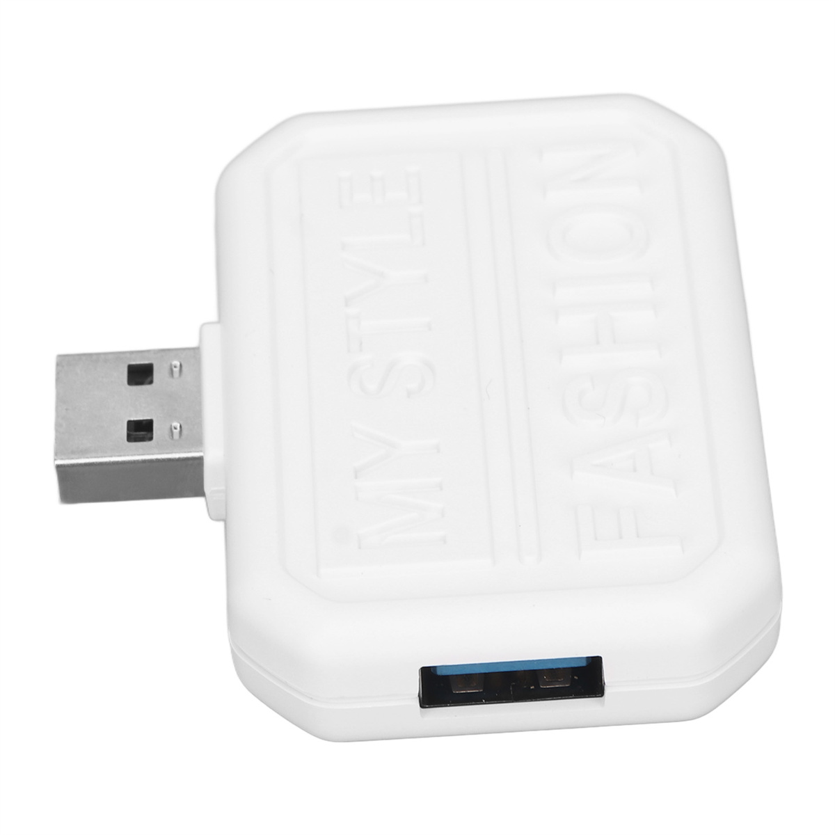 Weißer USB-Adapter mit Text "MY STYLE FASHION". Schwarzer Hintergrund.