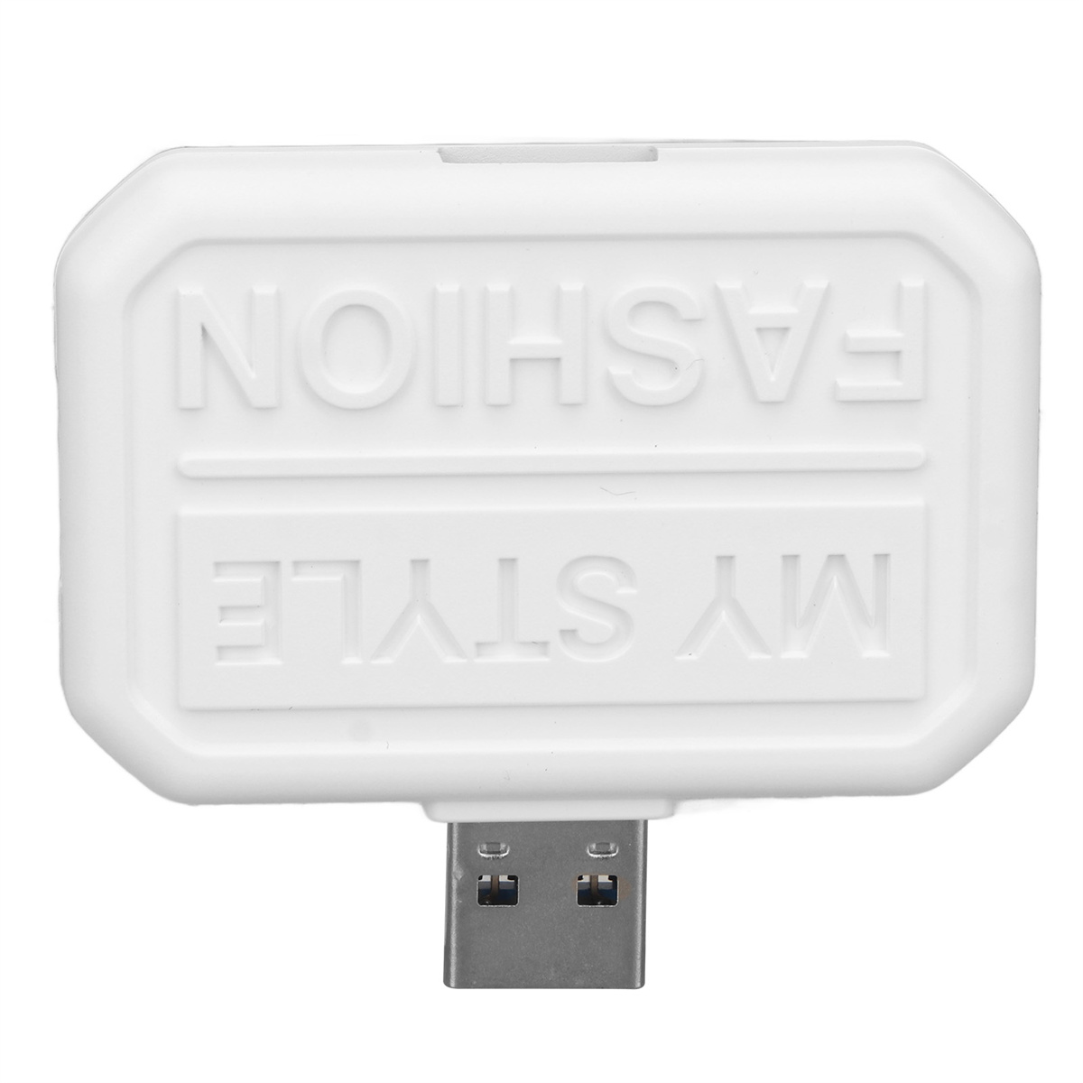 Ein weißer USB-Stick mit dem Text: FASHION, MY STYLE. Der USB-Anschluss befindet sich unten.