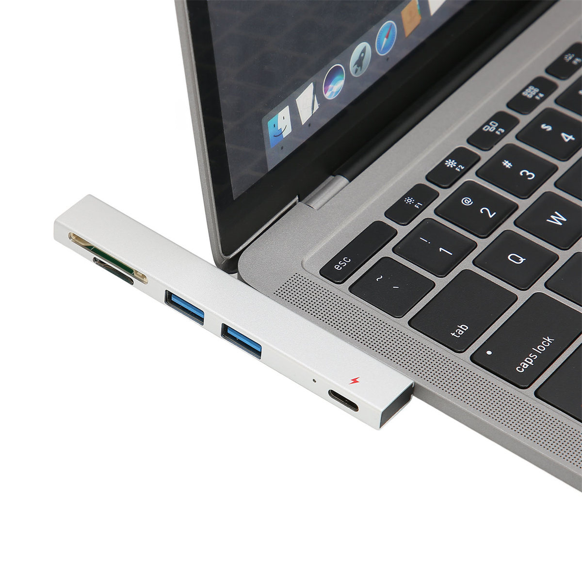Silberner USB-Hub, der an die Seite eines Laptops angeschlossen ist, mit USB-Anschlüssen.