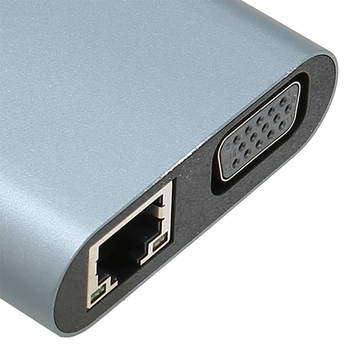 Nahaufnahme eines grauen Adapters mit Ethernet-Port und VGA-Anschluss.