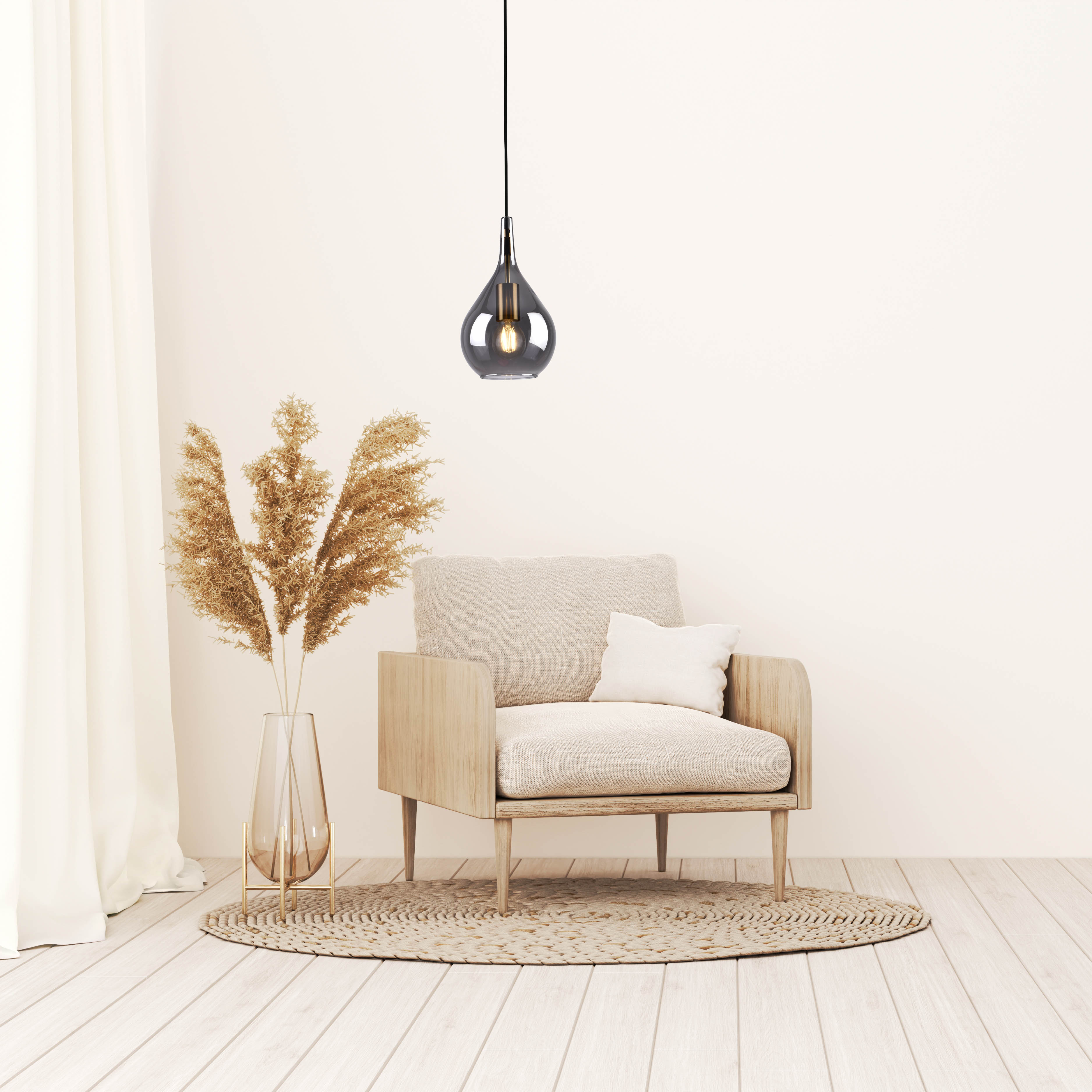 Wohnzimmerszene mit Stuhl, Lampe und getrockneten Pflanzen in einer Vase.