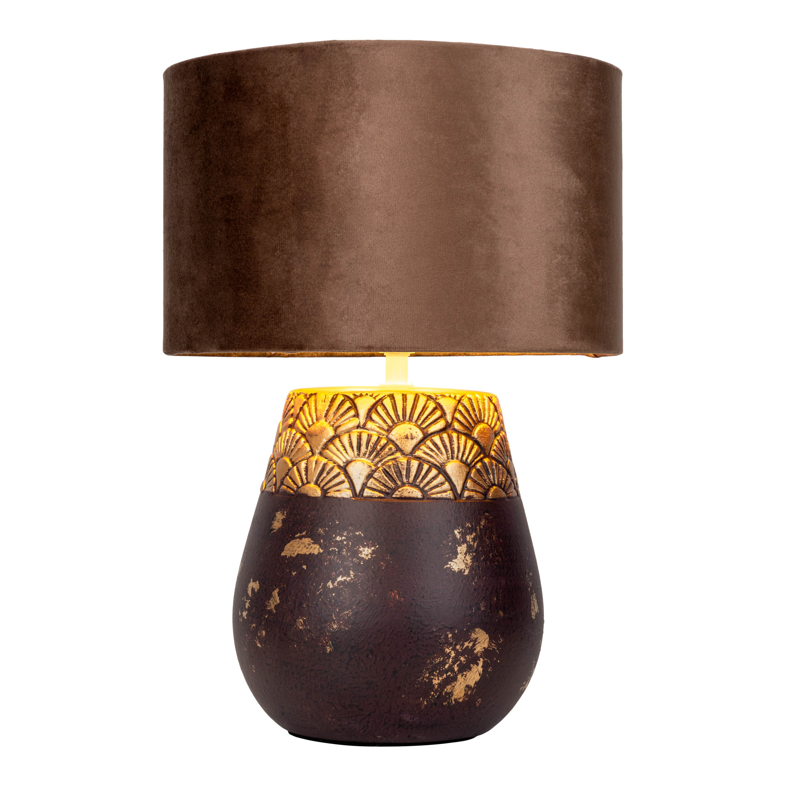 Tischlampe mit braunem Schirm, dekorativem Sockel und weißem Hintergrund.