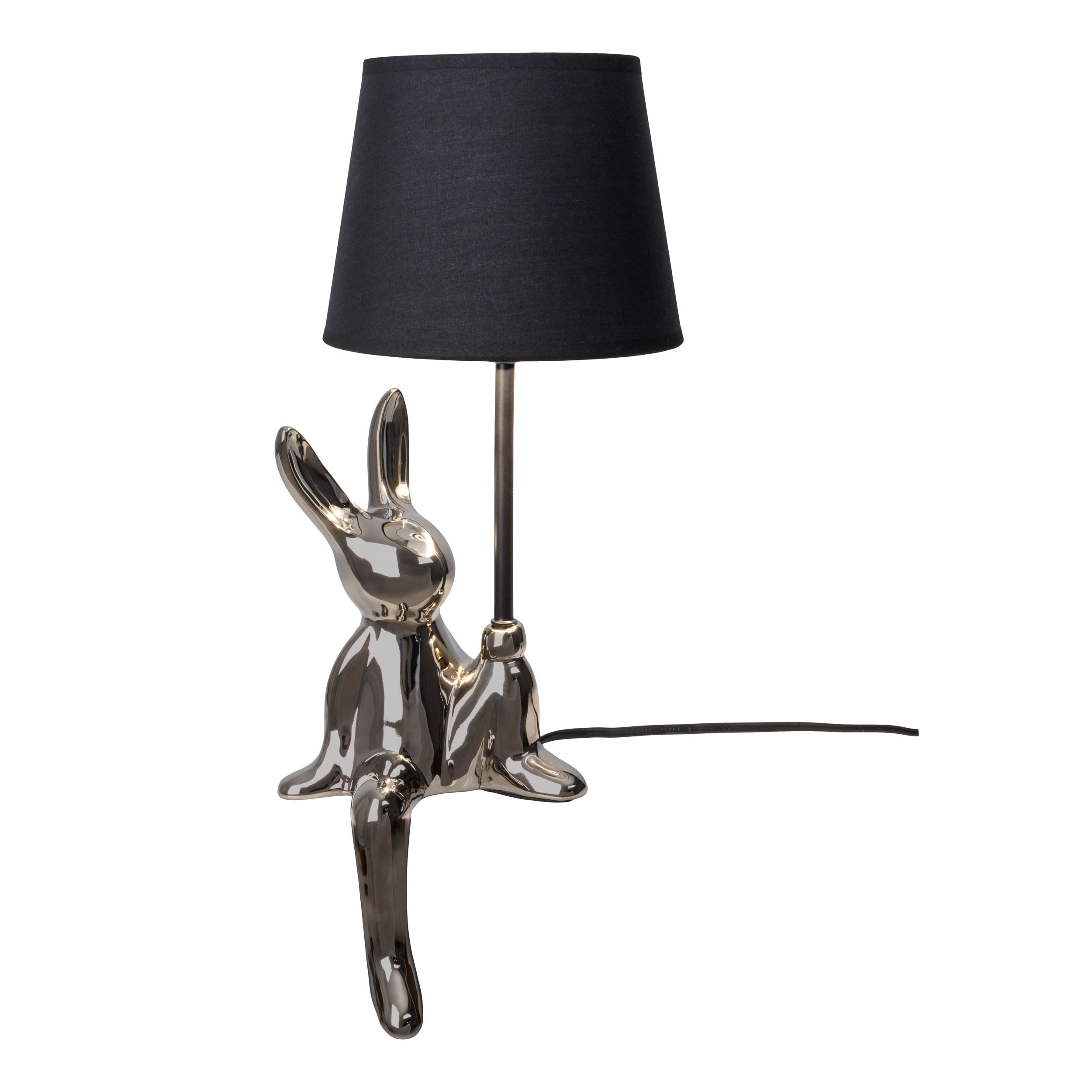 Eine silberne, hasenförmige Lampe mit schwarzem Lampenschirm, auf weißem Hintergrund.