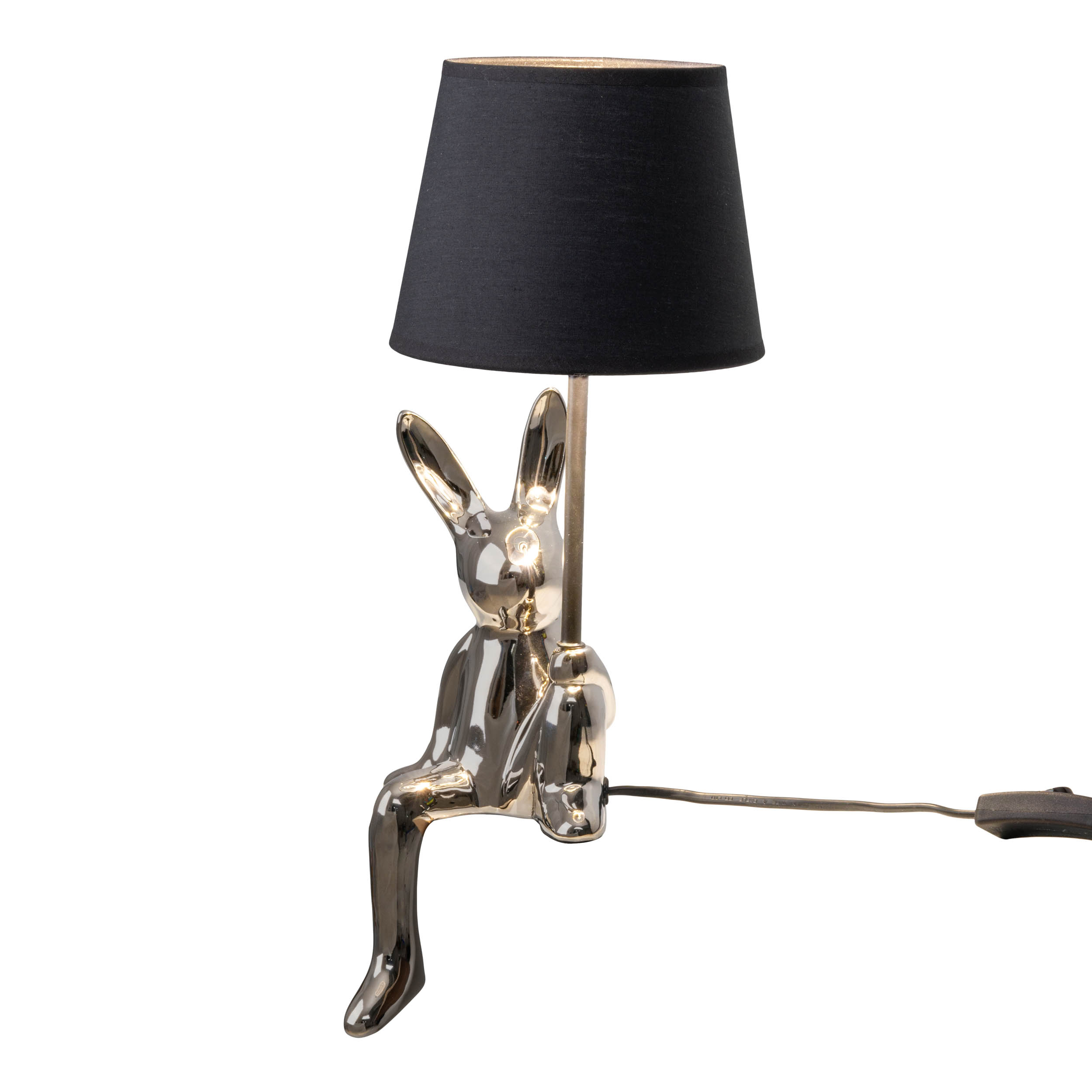 Silberne Hasenlampe mit schwarzem Lampenschirm, sitzend auf weißer Oberfläche, Netzkabel befestigt.