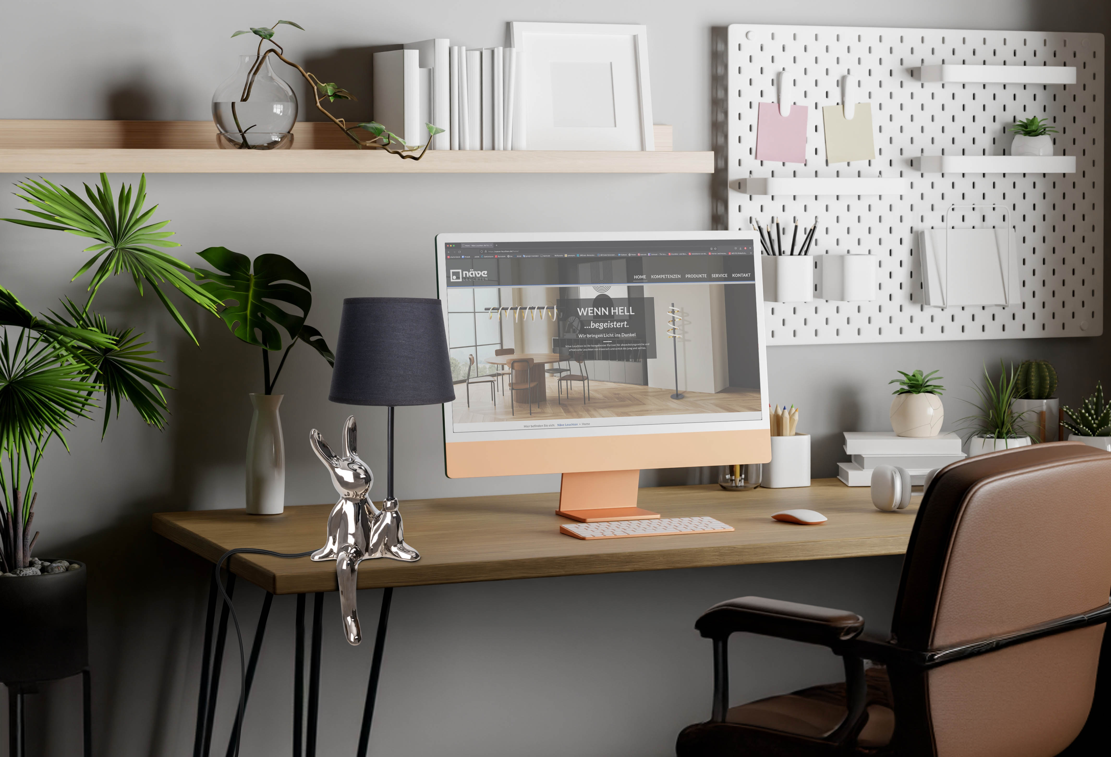 Modernes Homeoffice mit Schreibtisch, Computer, Lampe und Pflanzen. Eine weiße Lochwand an der Wand.