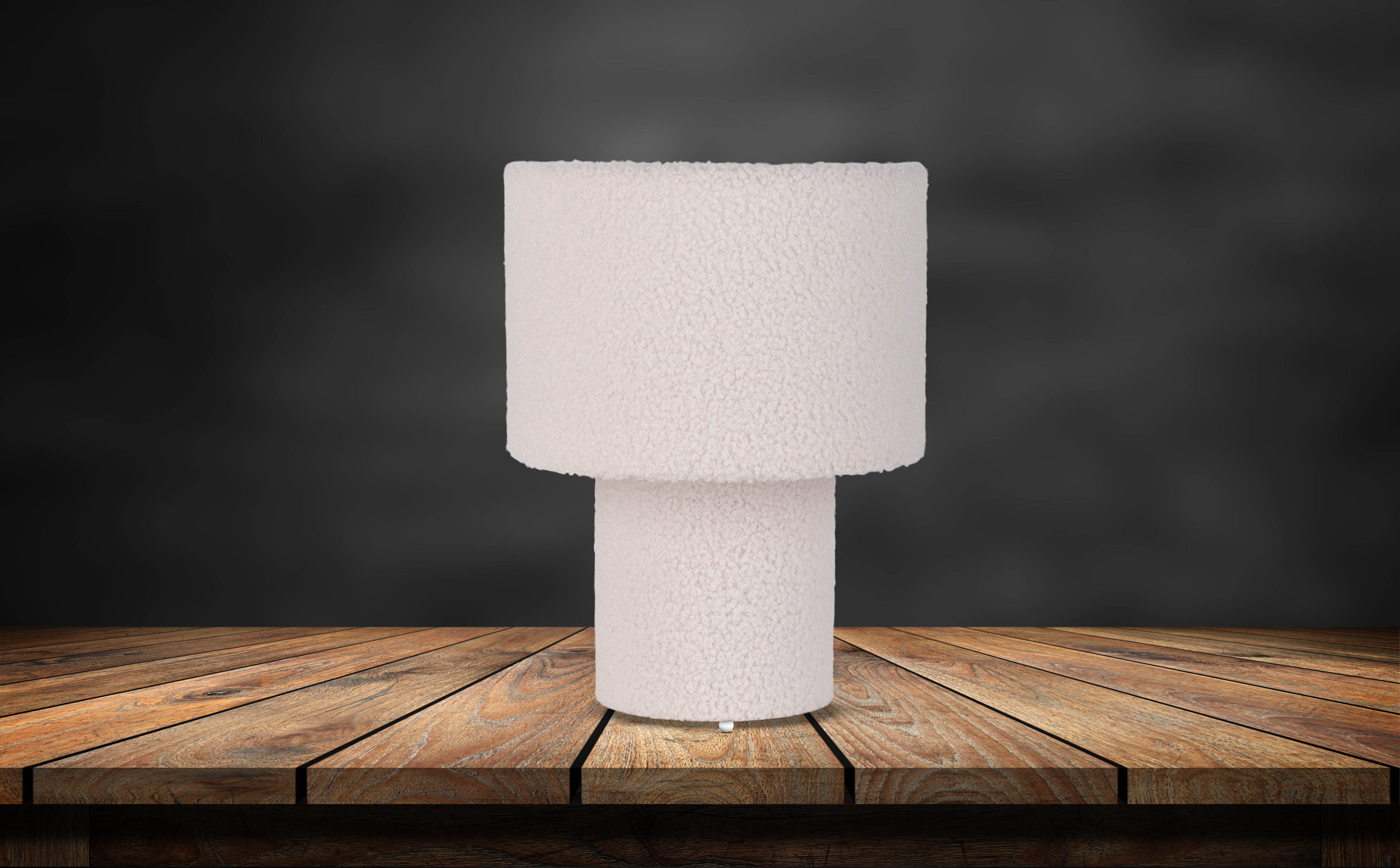 Weiße, flauschige Lampe auf einem Holztisch. Dunkler, verschwommener Hintergrund.