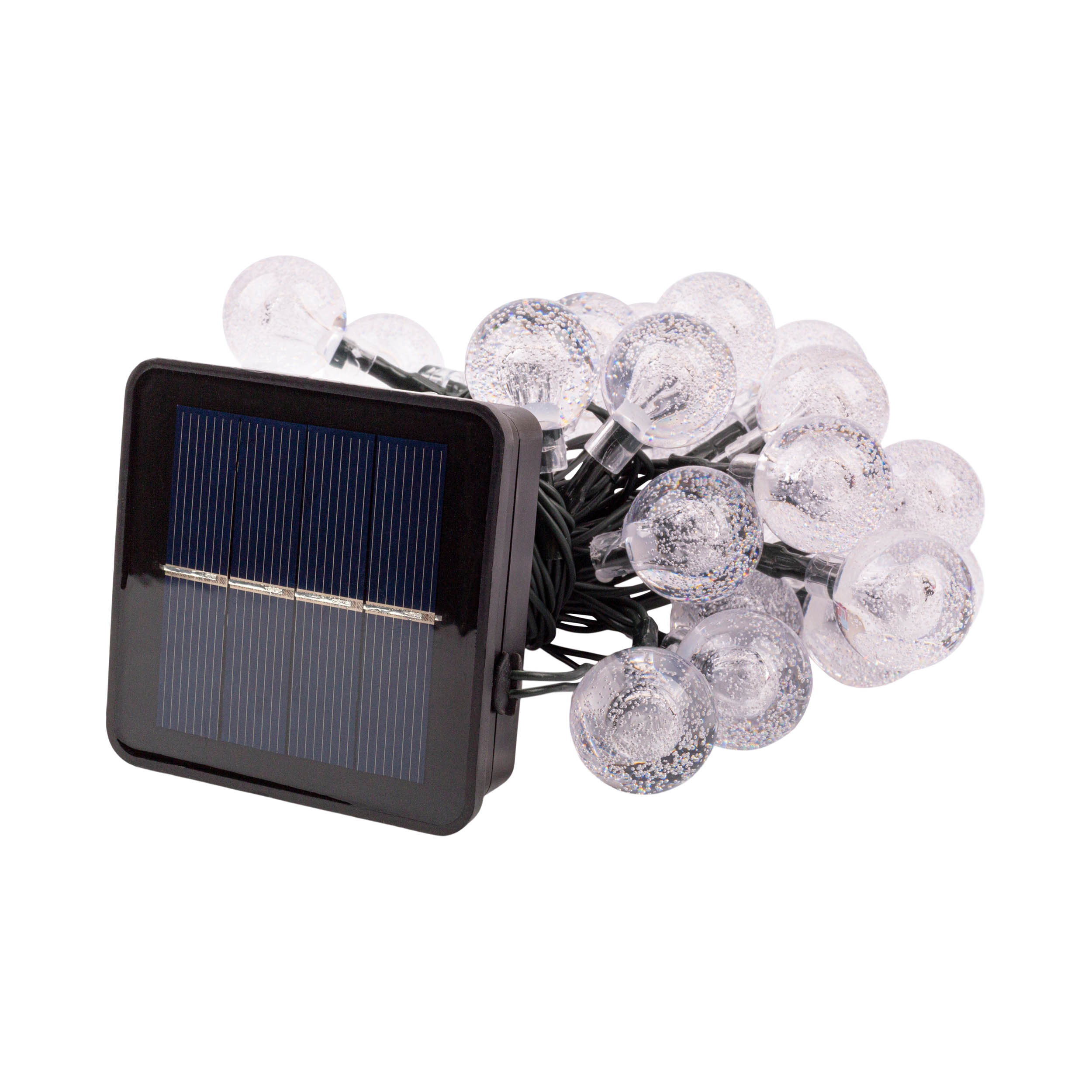 Ein Solarpanel und eine Lichterkette mit durchsichtigen Kugeln auf weißem Hintergrund.
