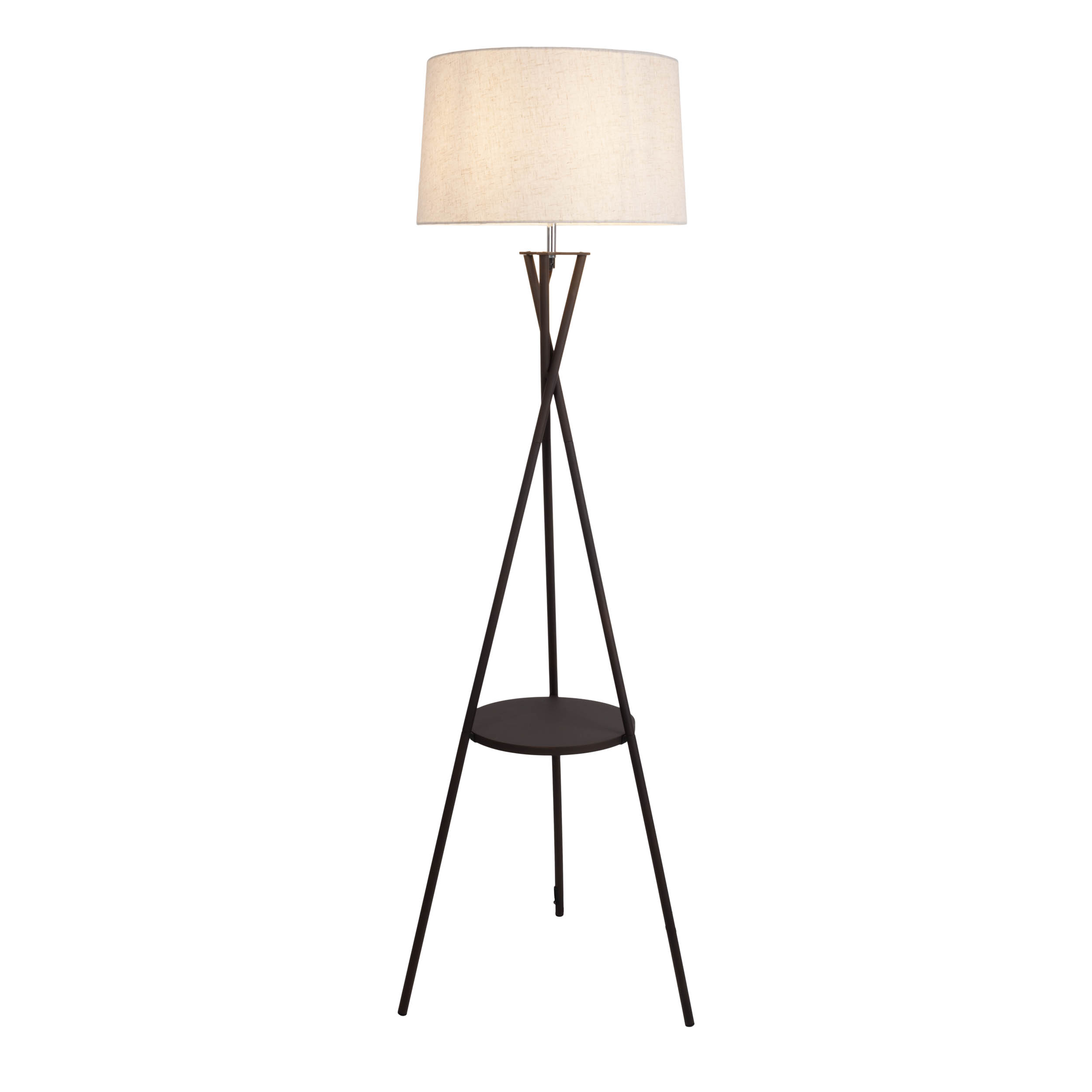 Eine braune Stehlampe mit weißem Lampenschirm und einem kleinen dunklen Regal, vor weißem Hintergrund.