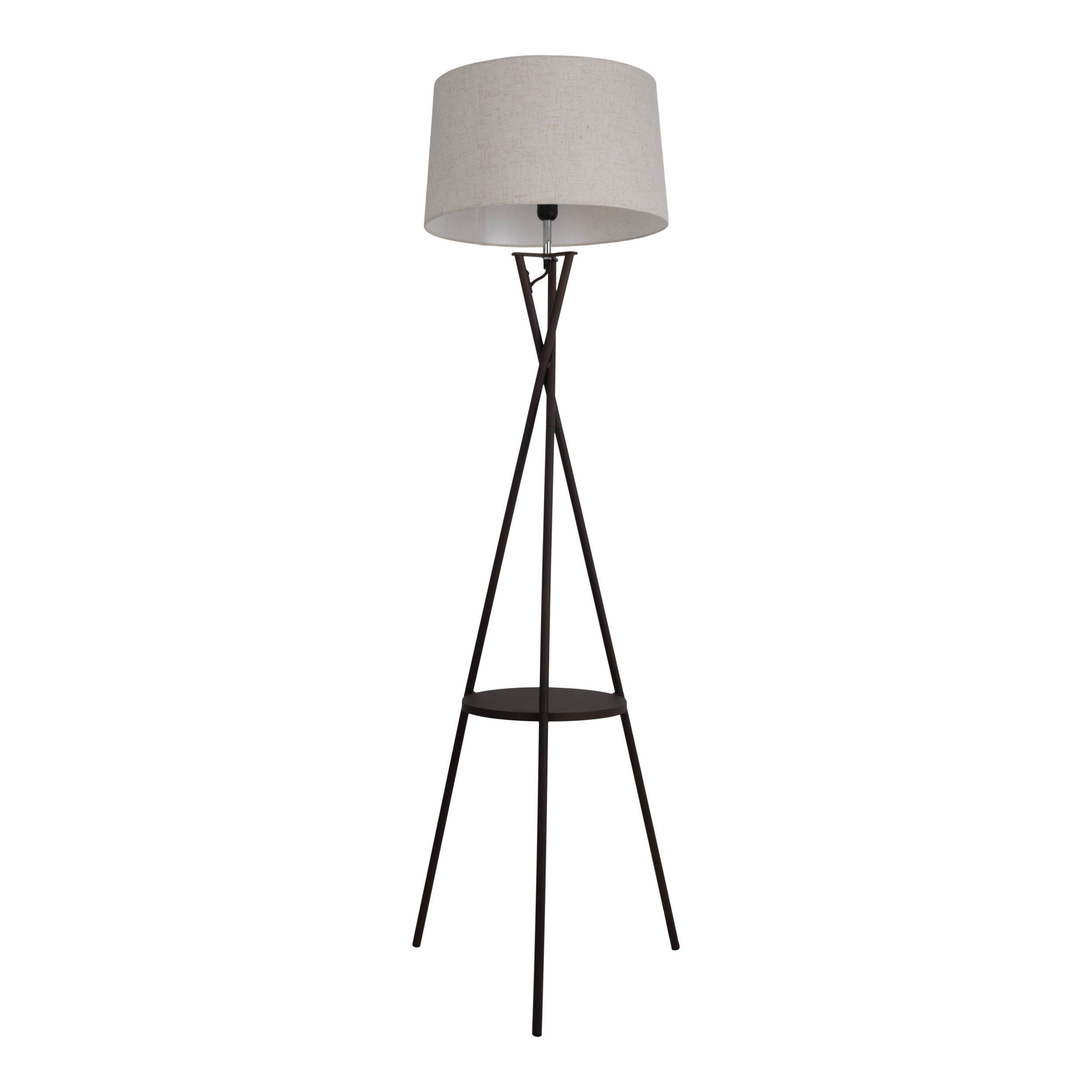Stehlampe mit grauem Lampenschirm und dunkelbraunen Dreibeinbeinen. Weißer Hintergrund.