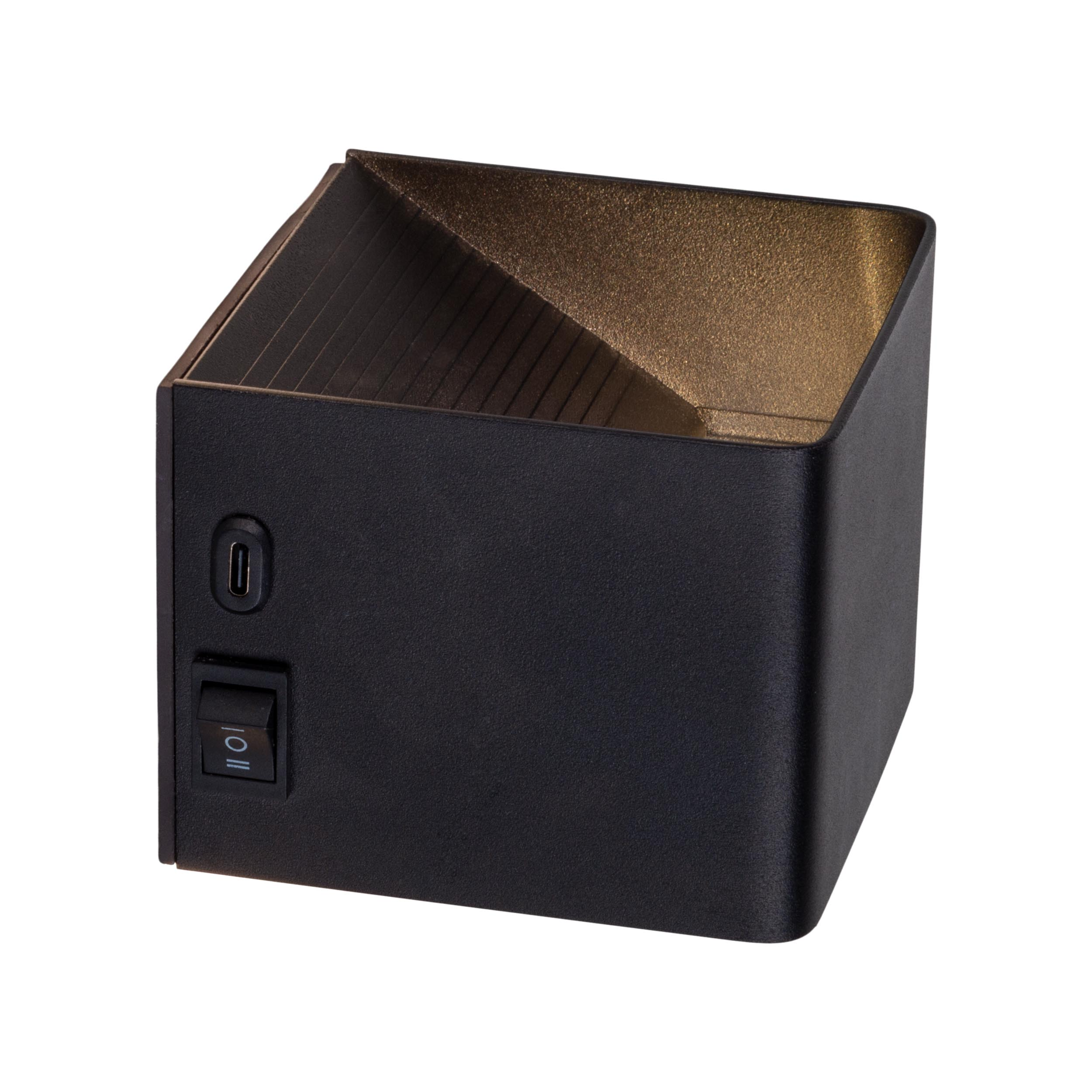 Schwarze quaderförmige Box mit USB-Anschluss und Schalter. Weißer Hintergrund.