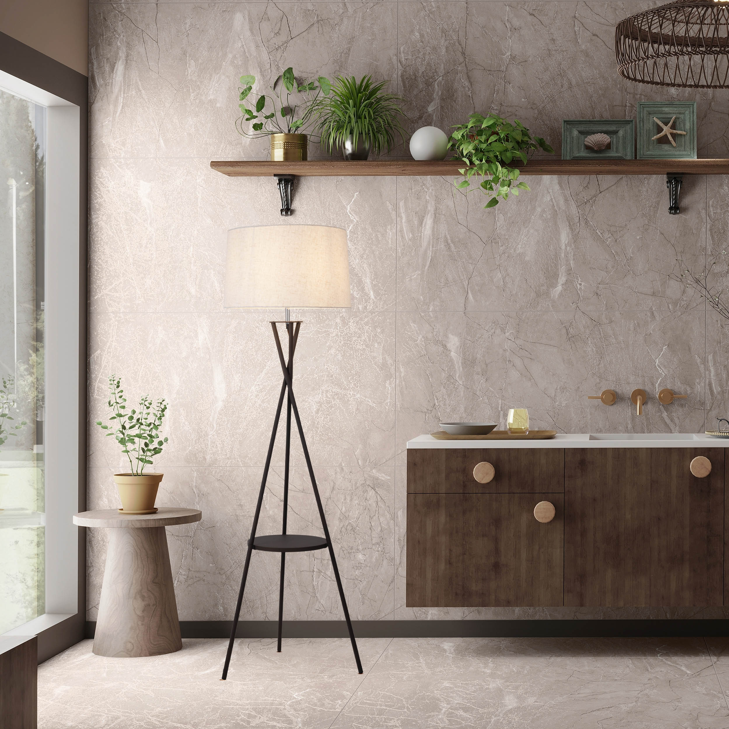 Innenszene mit Stehlampe, Pflanzen, Holzschrank und Marmorwänden.