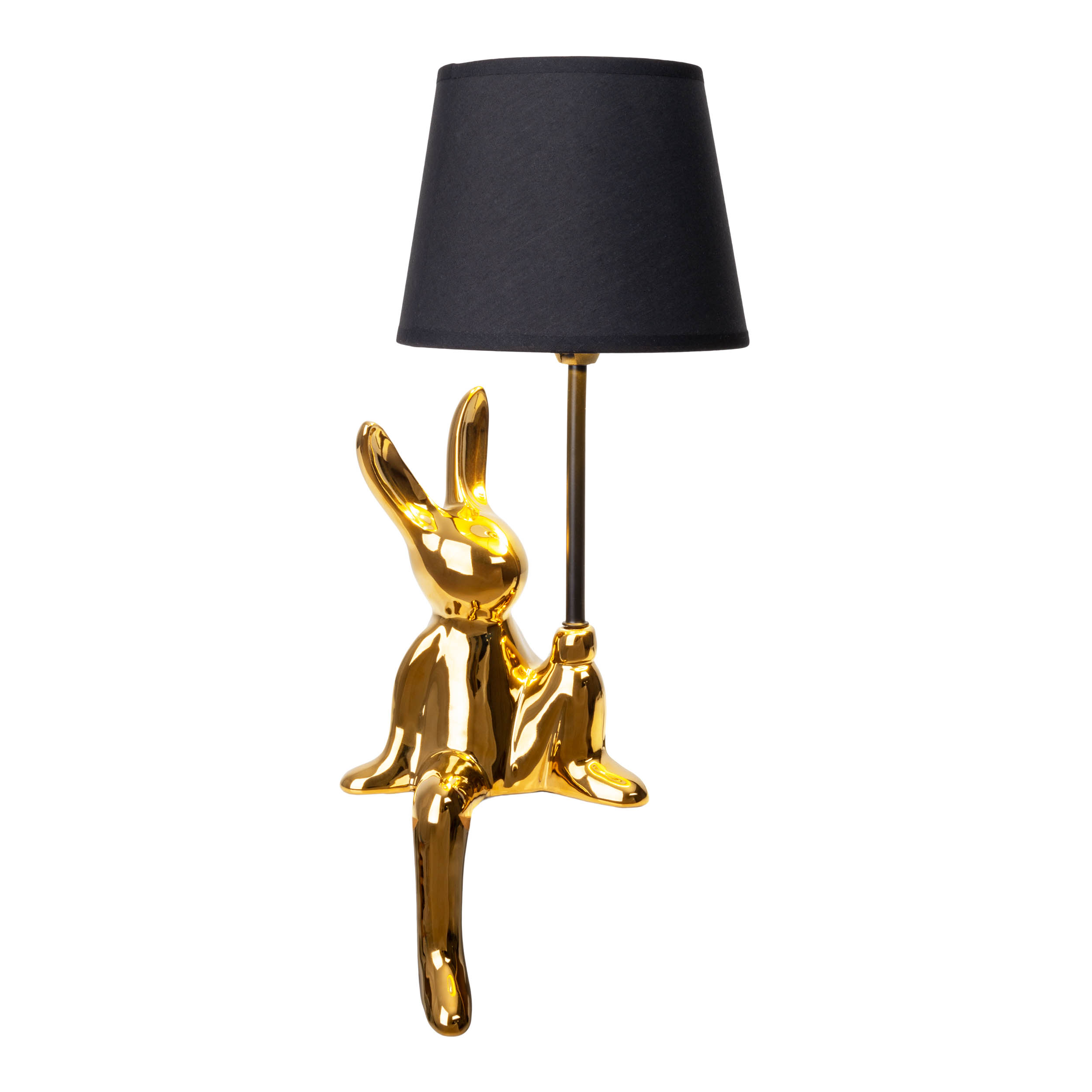 Goldene Hasenlampe, die einen schwarzen Lampenschirm hält. Es ist auf weißem Hintergrund.