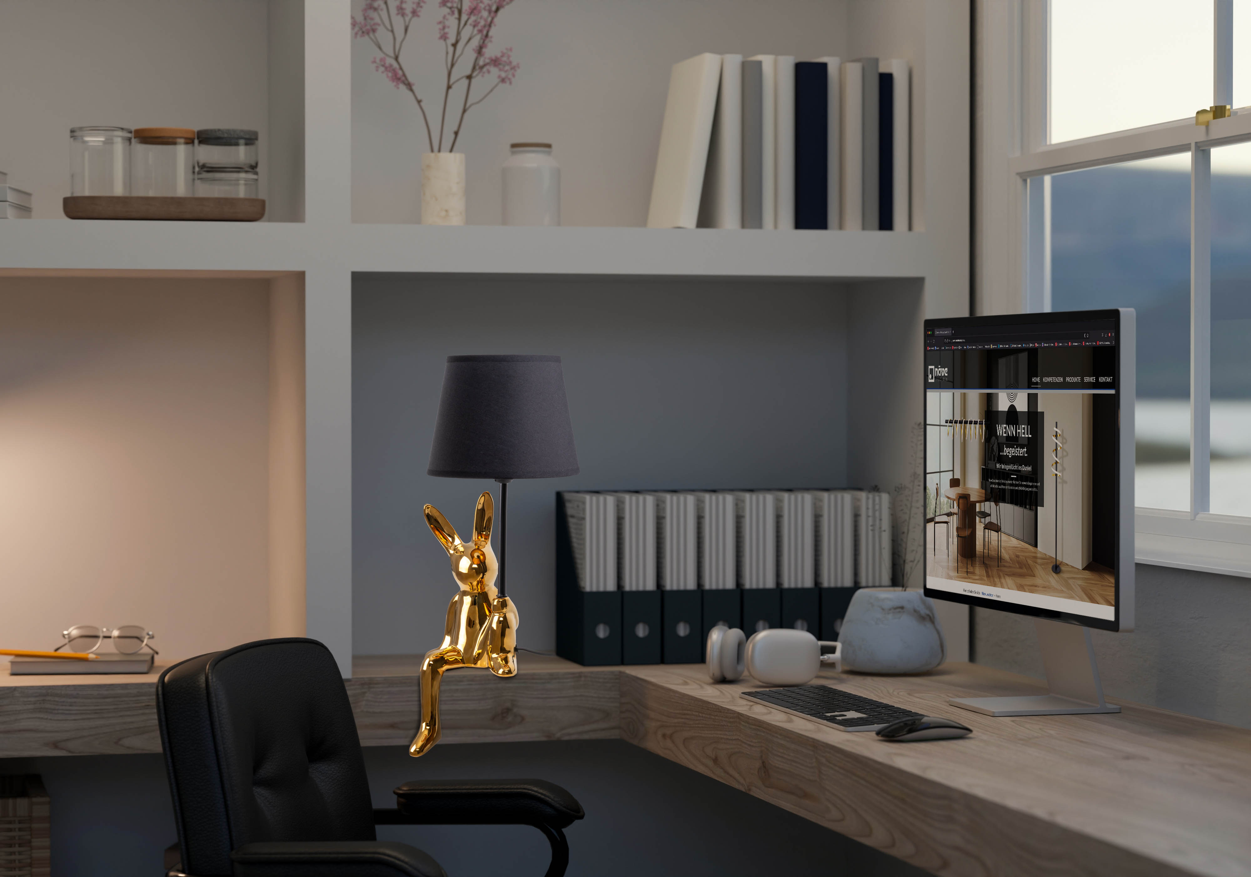 Ein Schreibtisch mit Computer, Lampe und goldener Kaninchenfigur. Bücher und Gläser stehen auf einem Regal im Hintergrund.