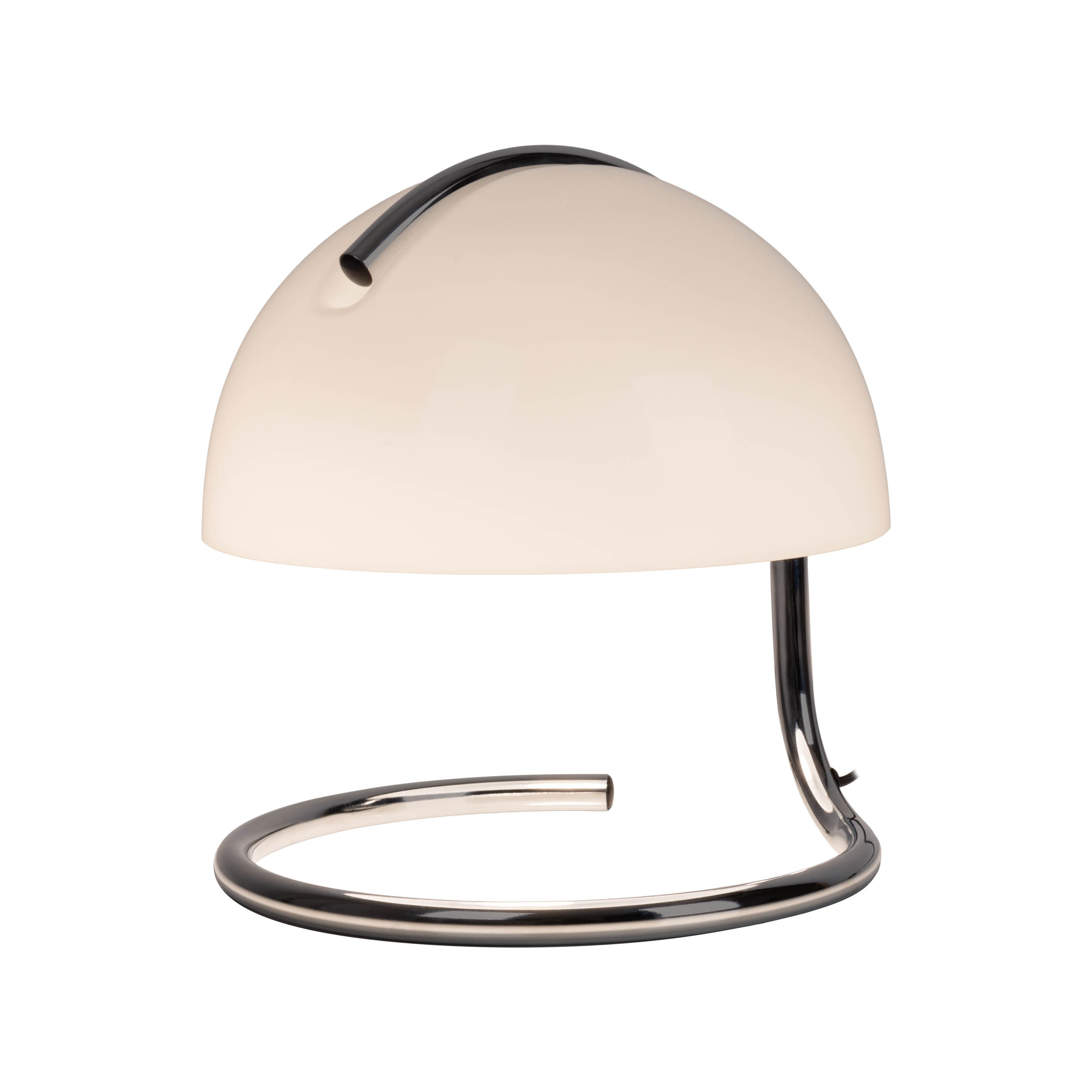 Weiße und verchromte Tischlampe mit einem Kuppel-Schirm. Die Lampe hat einen gebogenen Fuß und ist eingeschaltet.