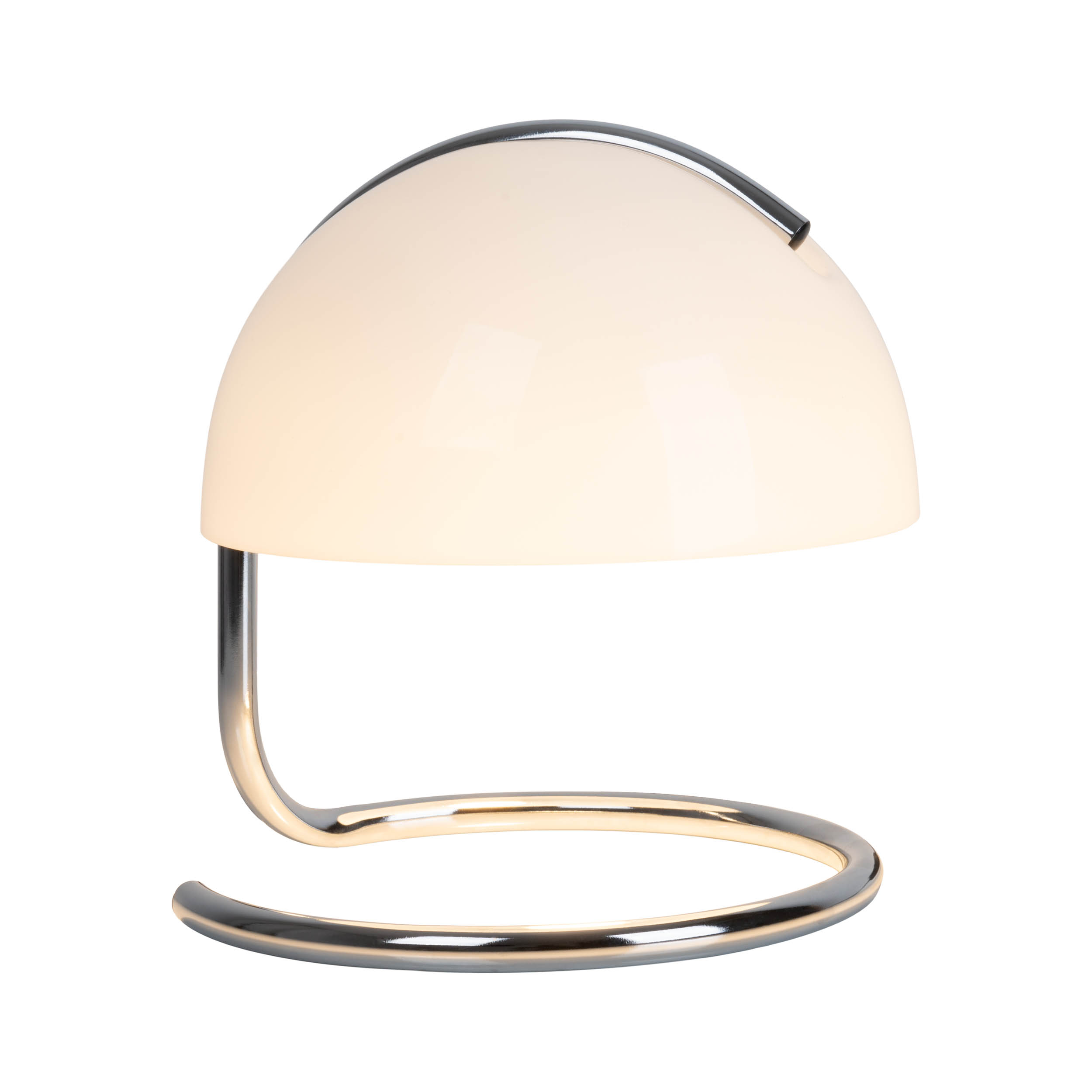 Eine weiße Schreibtischlampe mit geschwungenem Metallsockel und Halbkugellampenschirm.