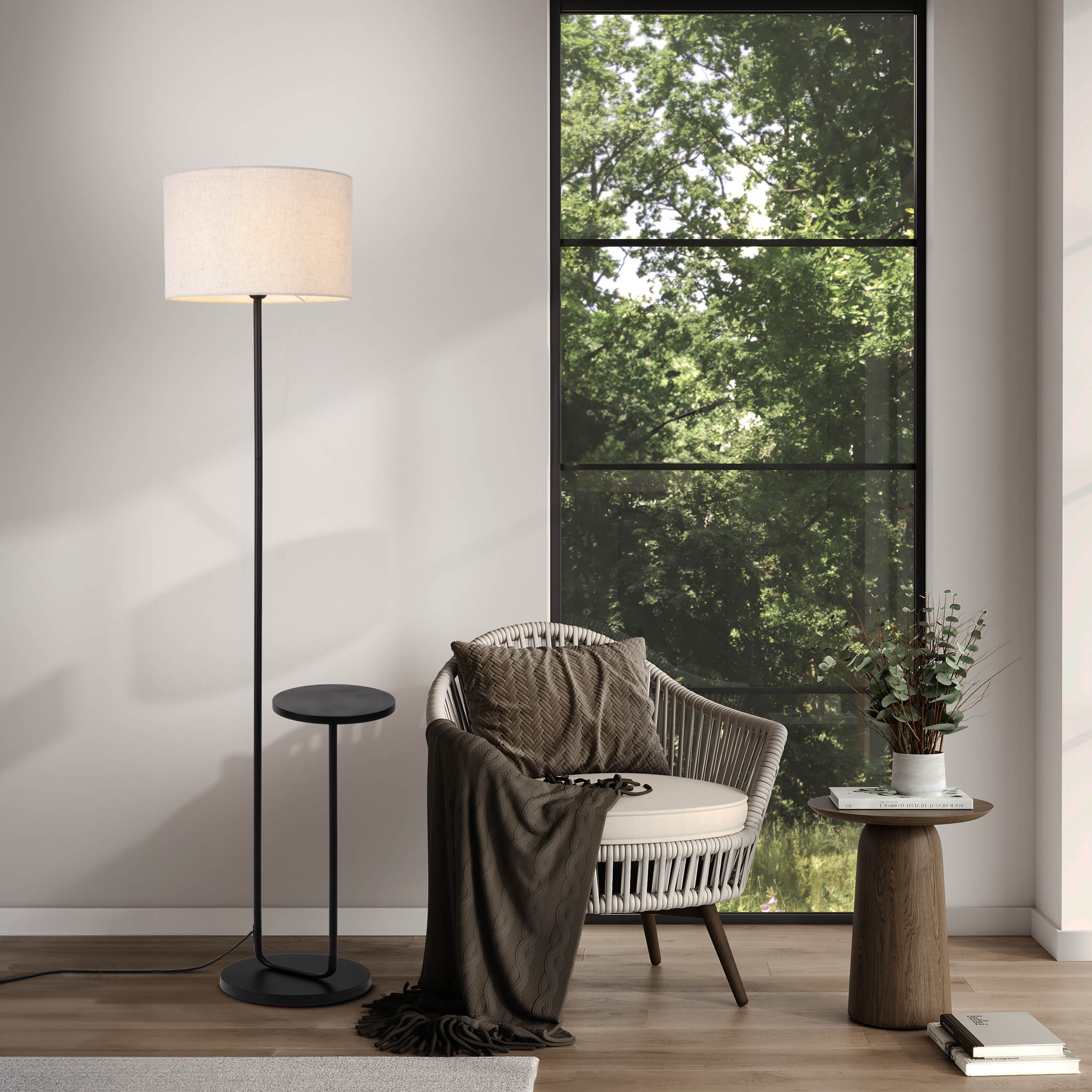 Wohnzimmer mit Stehlampe und rundem Beistelltisch. Es gibt einen Stuhl und ein Fenster.