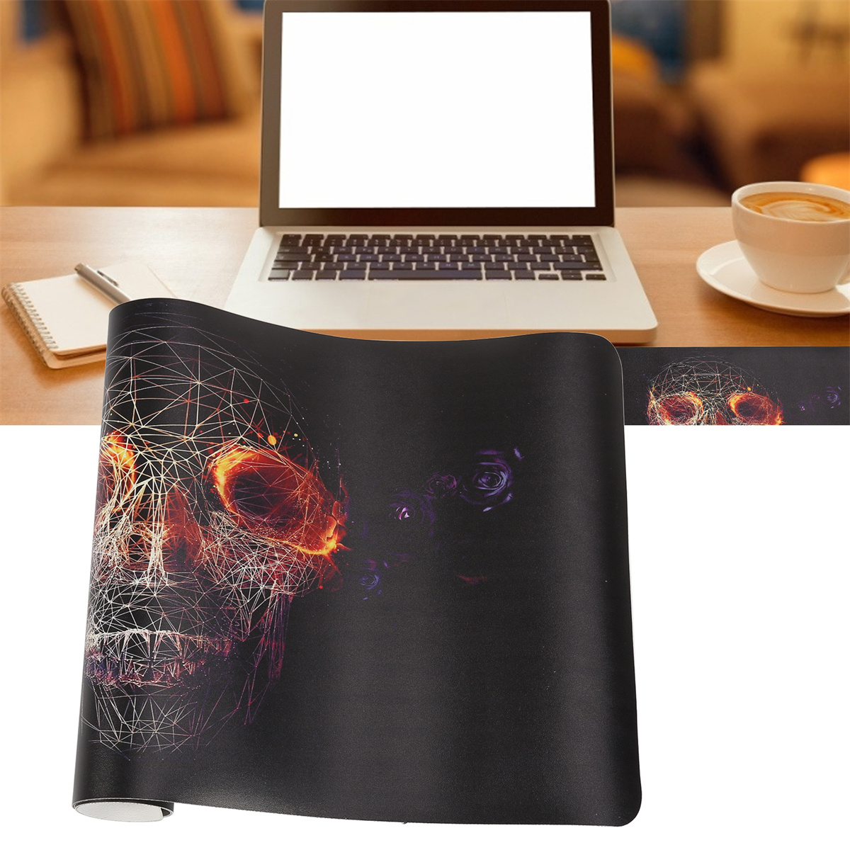 Ein Mauspad mit Totenkopf-Motiv, Laptop und Kaffeetasse im Hintergrund.