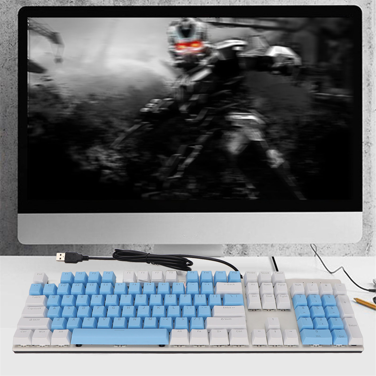 Eine weiße und blaue mechanische Tastatur vor einem Computer mit einer Spielszene.