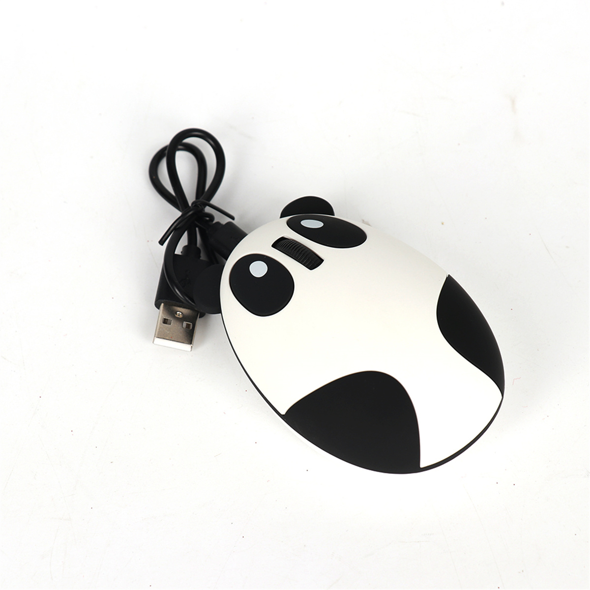 Eine Computermaus in Pandaform, schwarz und weiß, mit angeschlossenem USB-Kabel.
