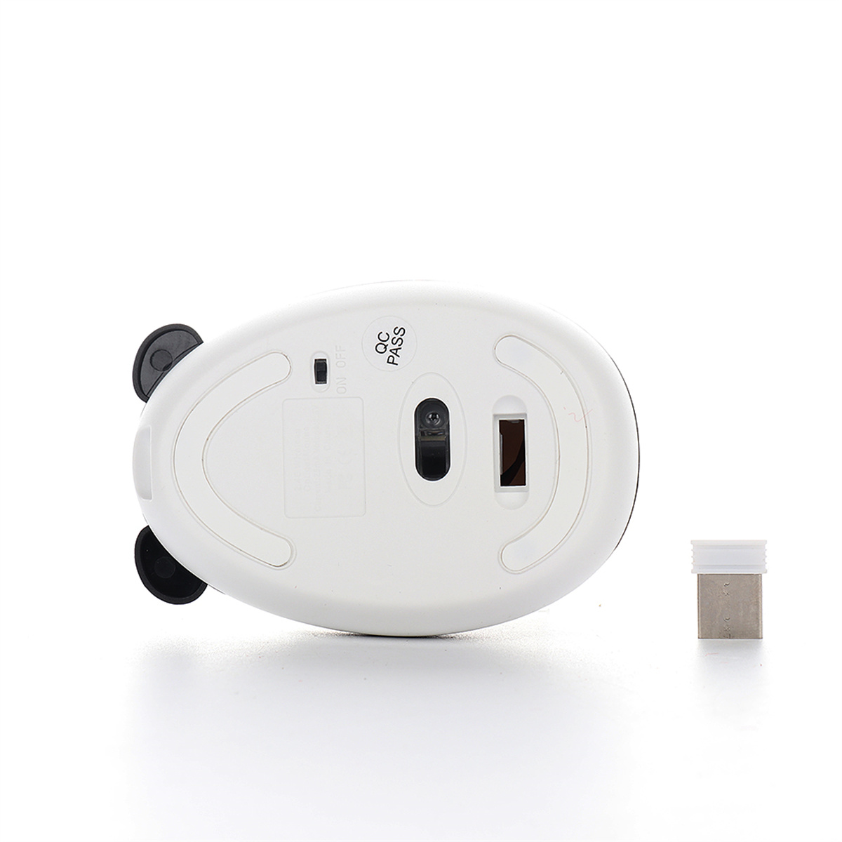 Die Unterseite einer weißen Maus mit schwarzen Akzenten und einem USB-Empfänger. Die Oberfläche ist weiß.