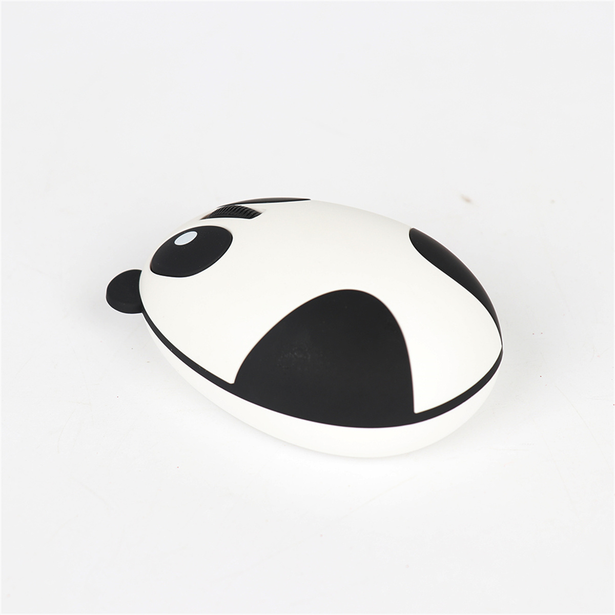 Eine Computermaus in Pandaform, weiß und schwarz, liegt auf weißem Untergrund.
