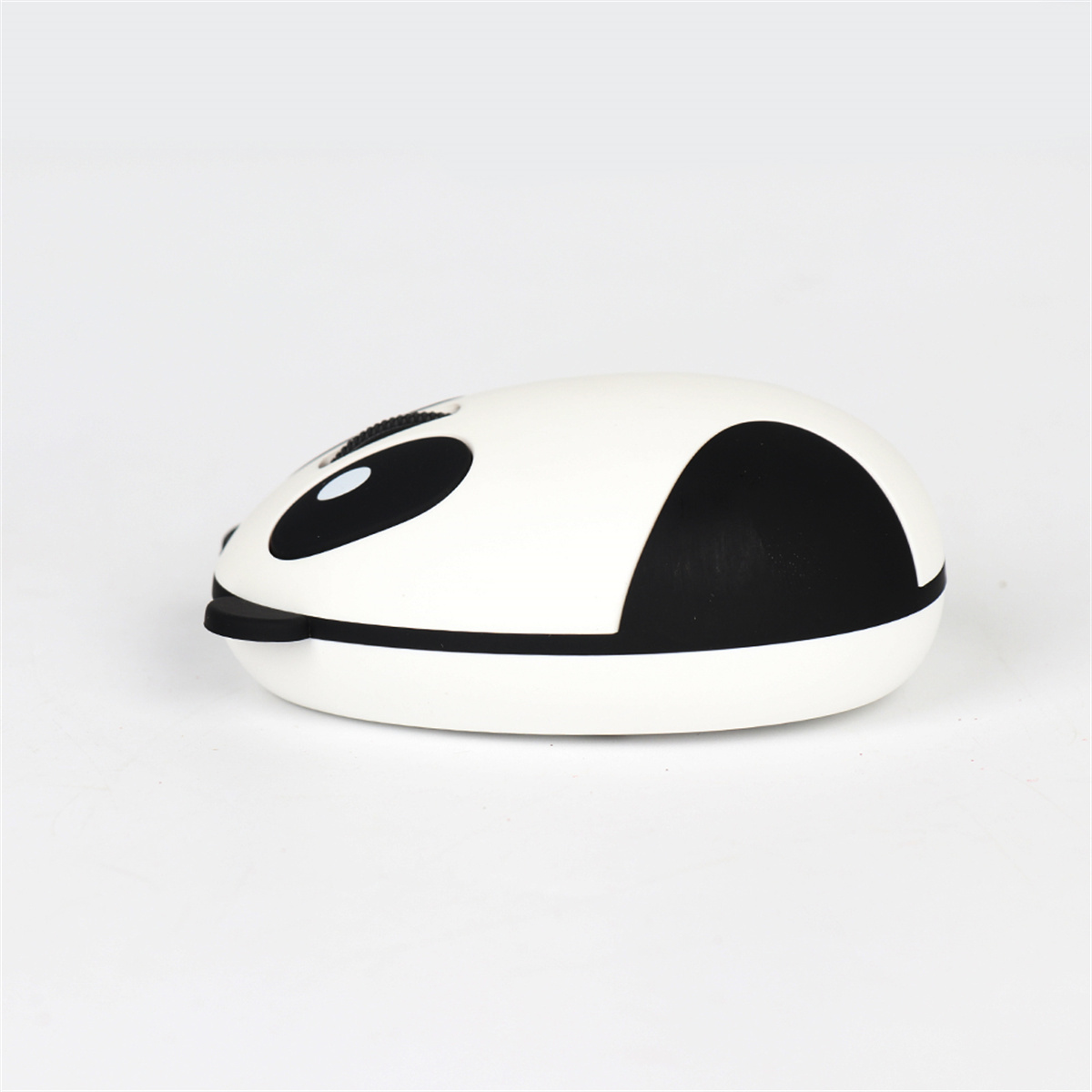 Weiß-schwarze Computermaus in Pandaform auf weißem Hintergrund.