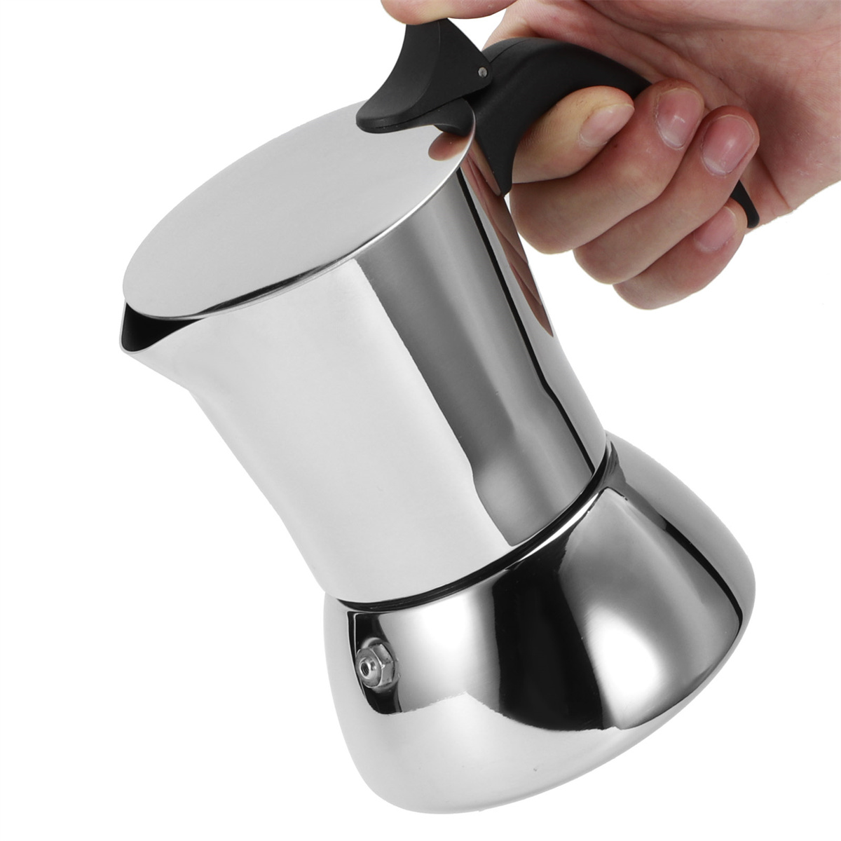 Eine glänzende, silberne Kaffeekanne mit schwarzem Griff. Eine Hand hält sie.