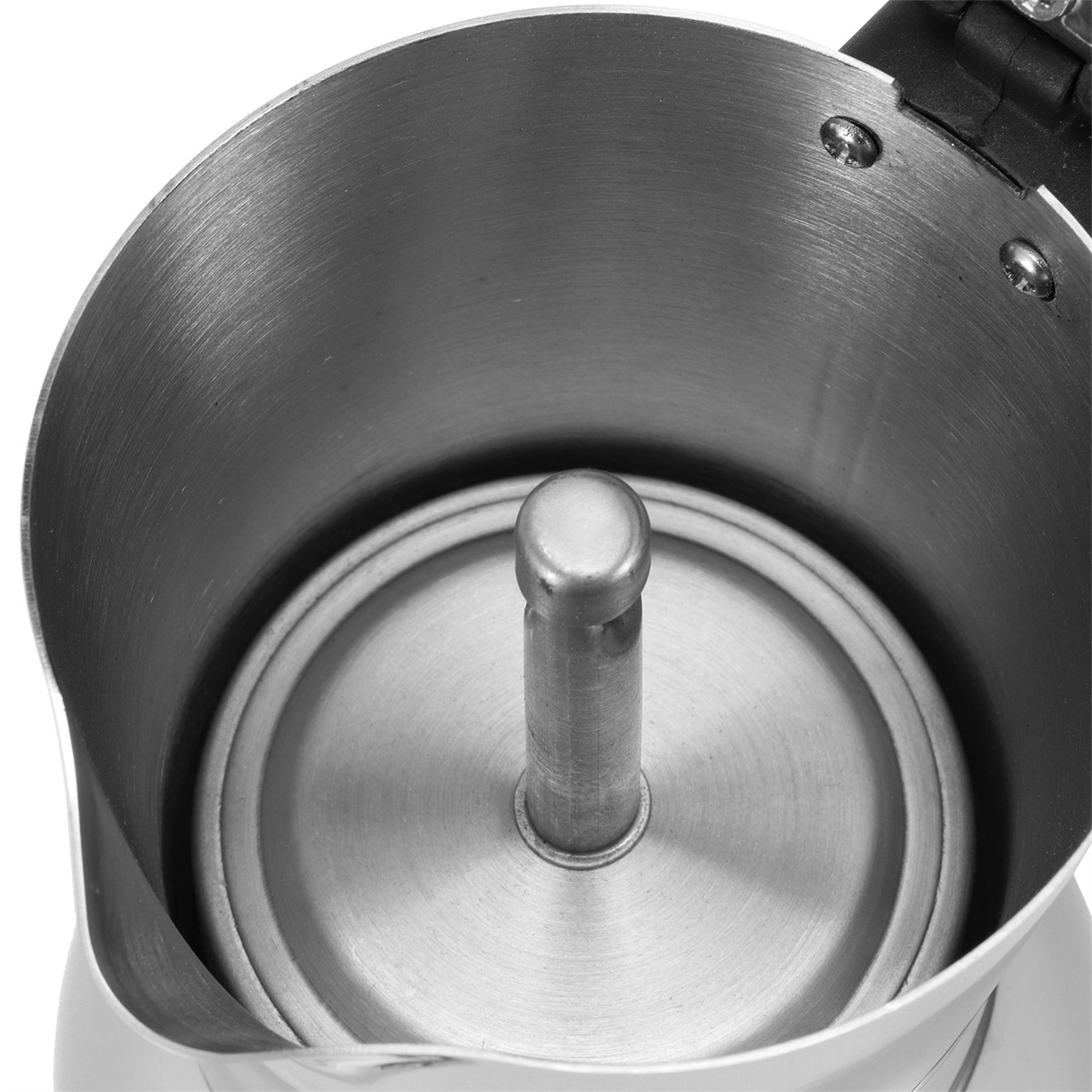 Innenansicht einer silbernen Metall-Kaffeemaschine, Nahaufnahme.