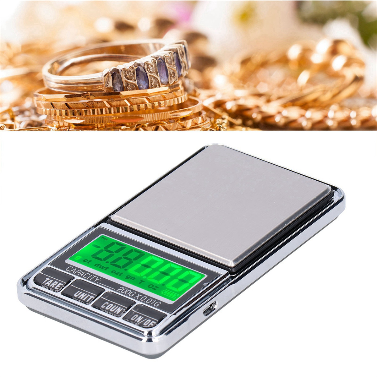 Eine Digitalwaage mit grünem Display, goldene Ringe und Schmuck sind im Hintergrund zu sehen.