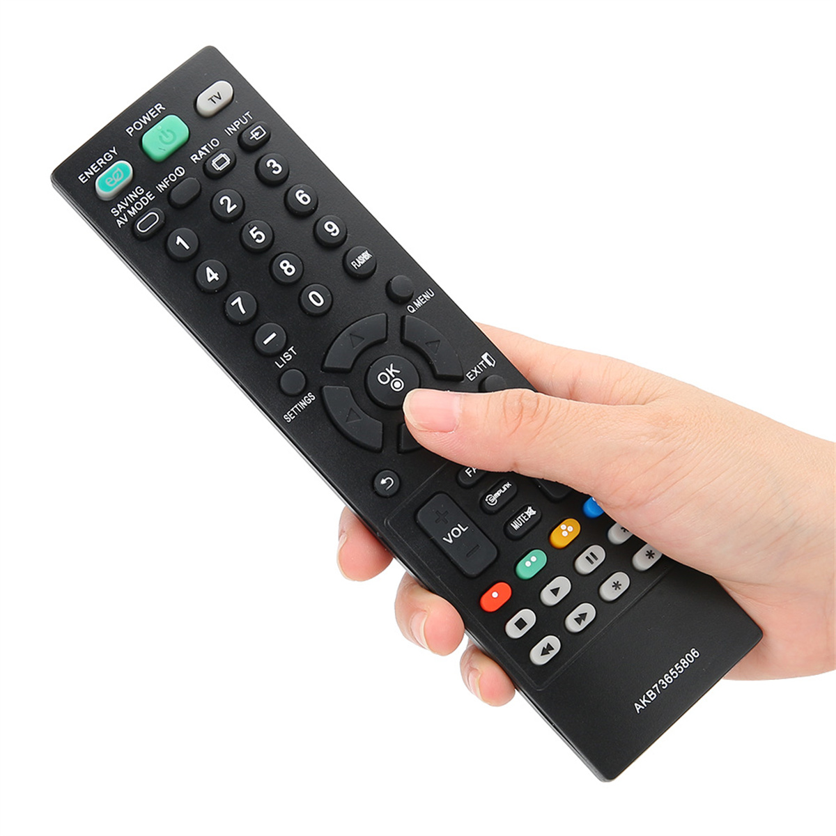 Eine Hand, die eine schwarze Fernbedienung mit vielen Tasten hält.