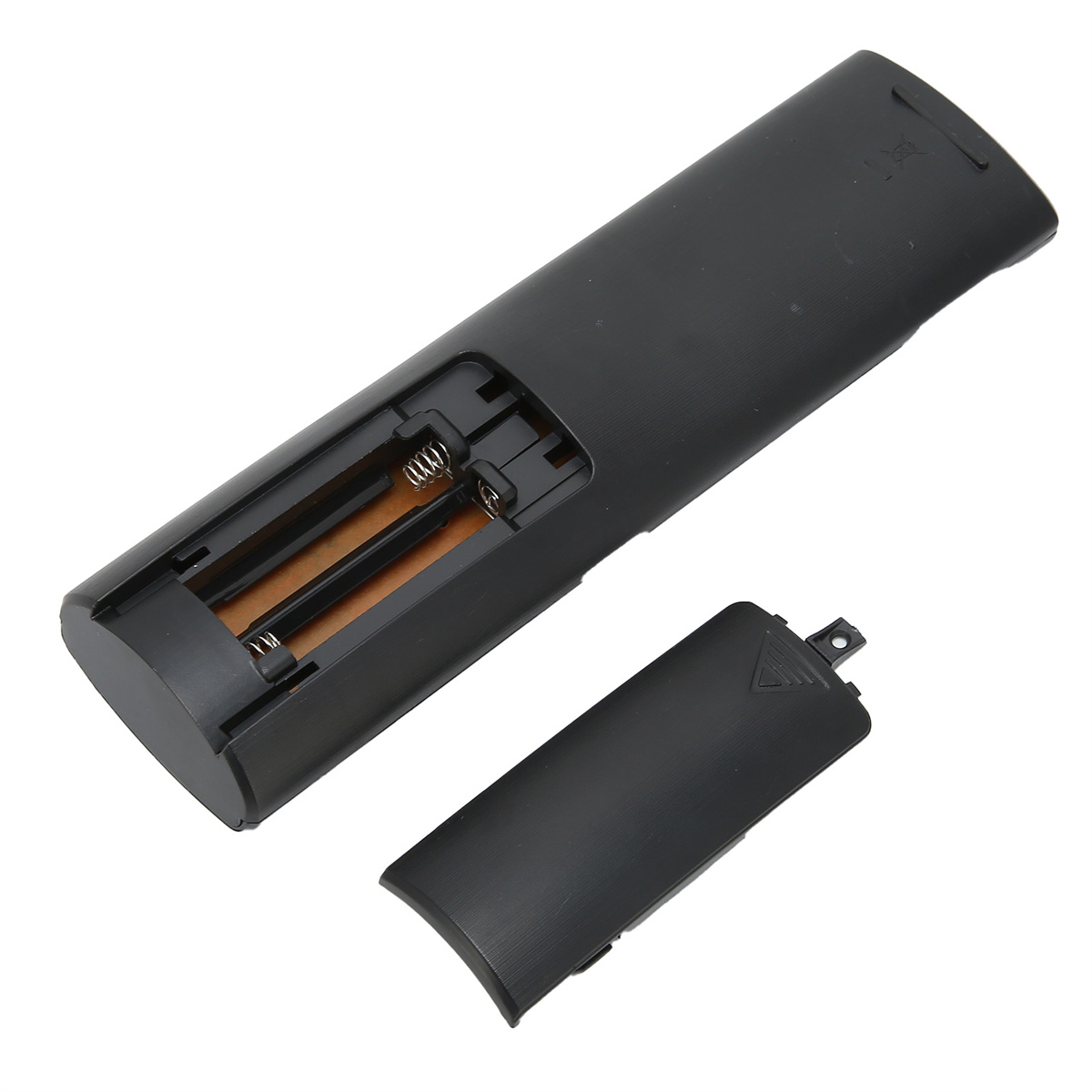 Schwarze Fernbedienung mit geöffnetem Batteriefach, Batterien entfernt.