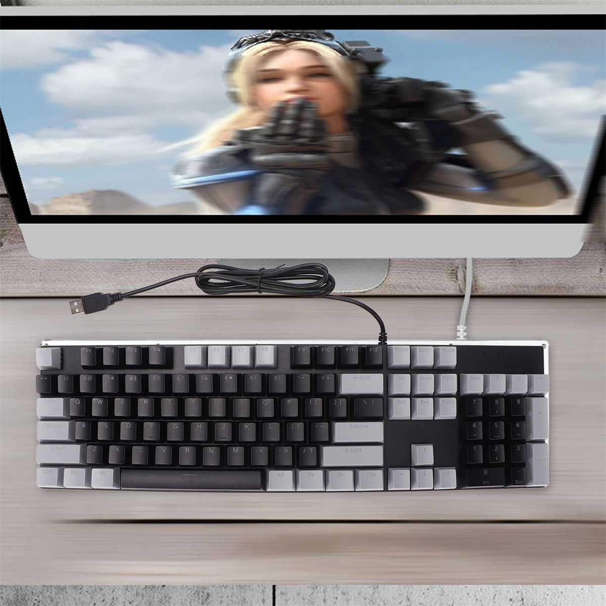 Tastatur und Monitor-Setup. Der Monitor zeigt ein verschwommenes Frauenbild.