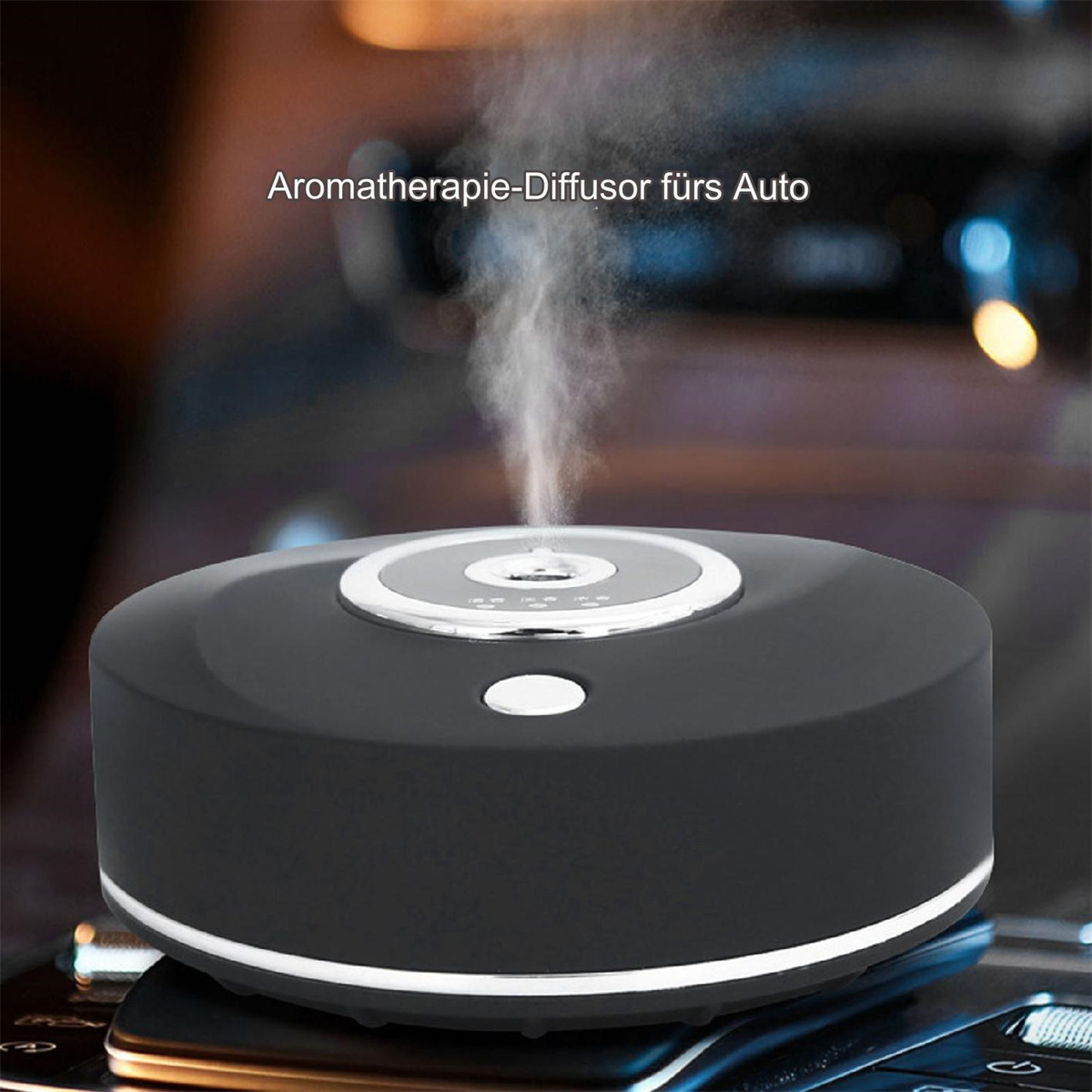 Schwarzer Auto-Aromatherapie-Diffusor mit weißem Knopf, der Dampf abgibt, in einem Auto.