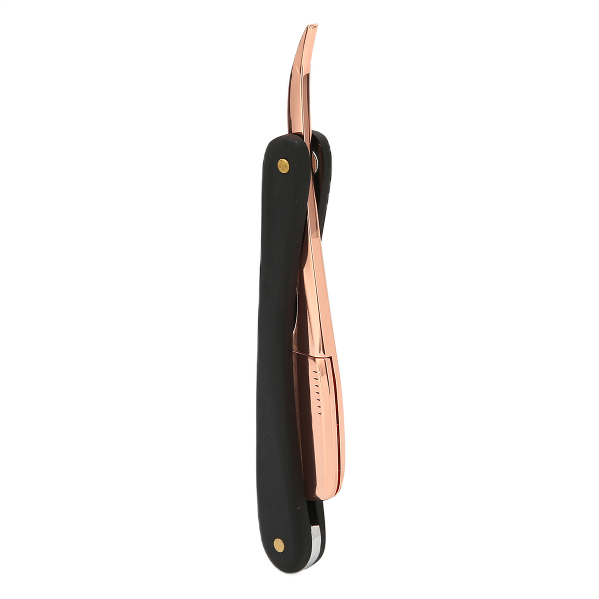 Schwarzes und goldenes Rasiermesser, offen, abgewinkelte Klinge. Schwarzer Griff mit zwei goldenen Nieten. Weißer Hintergrund.