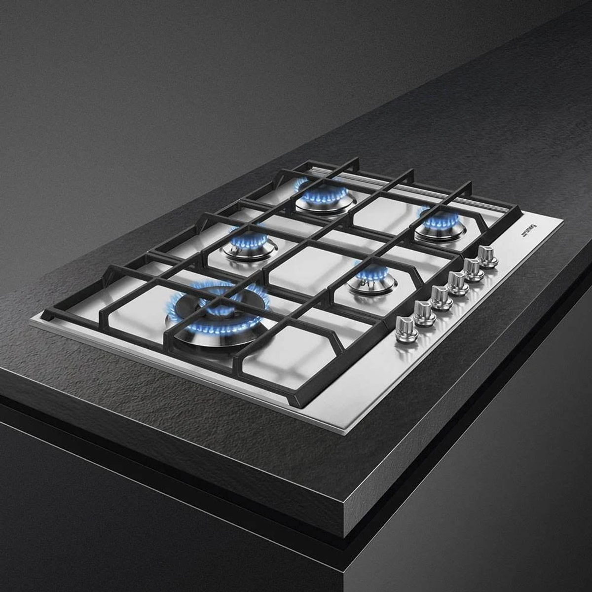 Płyta gazowa ze stali nierdzewnej z czterema palnikami i pokrętłami, czarna powierzchnia.