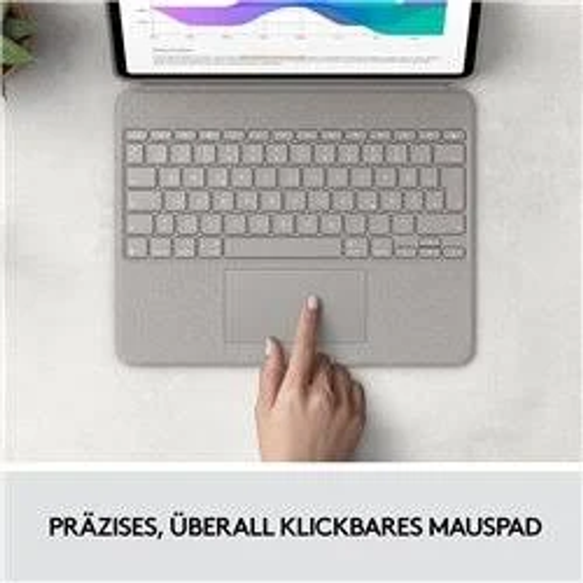 Eine Hand berührt eine graue Tastatur mit einem Touchpad, darunter Text.