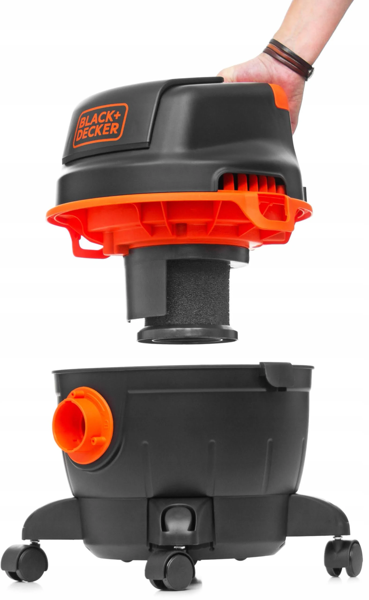 Aspirapolvere Black+Decker, smontato. Colori nero e arancione. Sfondo bianco.