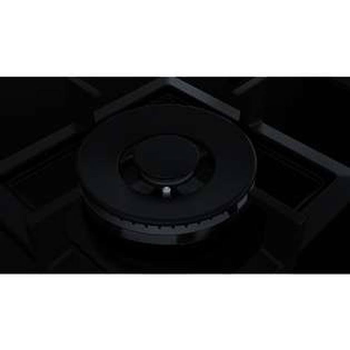 Zbliżenie czarnego palnika kuchenki gazowej, część czarnej płyty kuchennej.